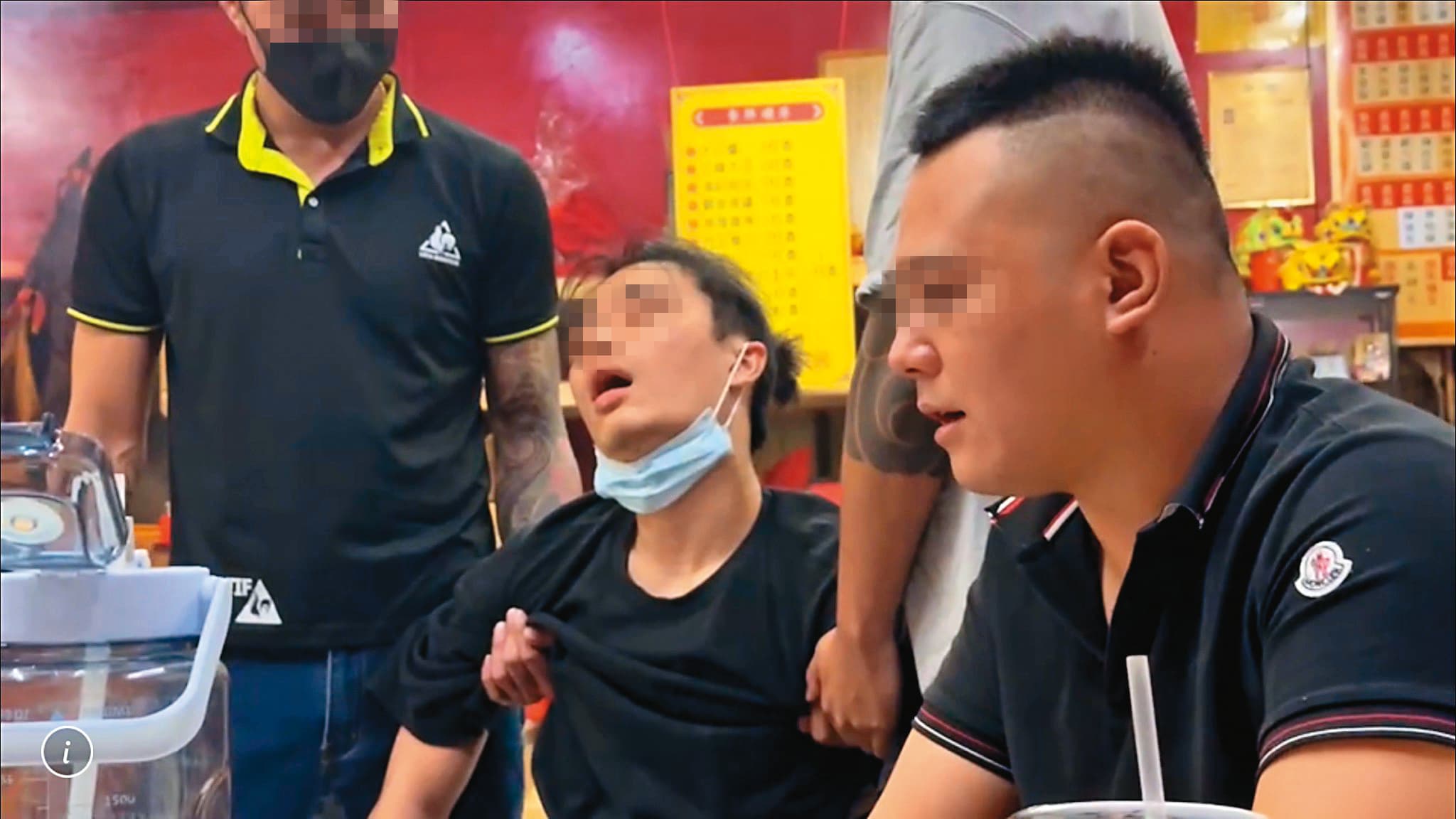 工作人員情緒平穩後，呈現虛脫狀態。右為草爺。（草爺提供）