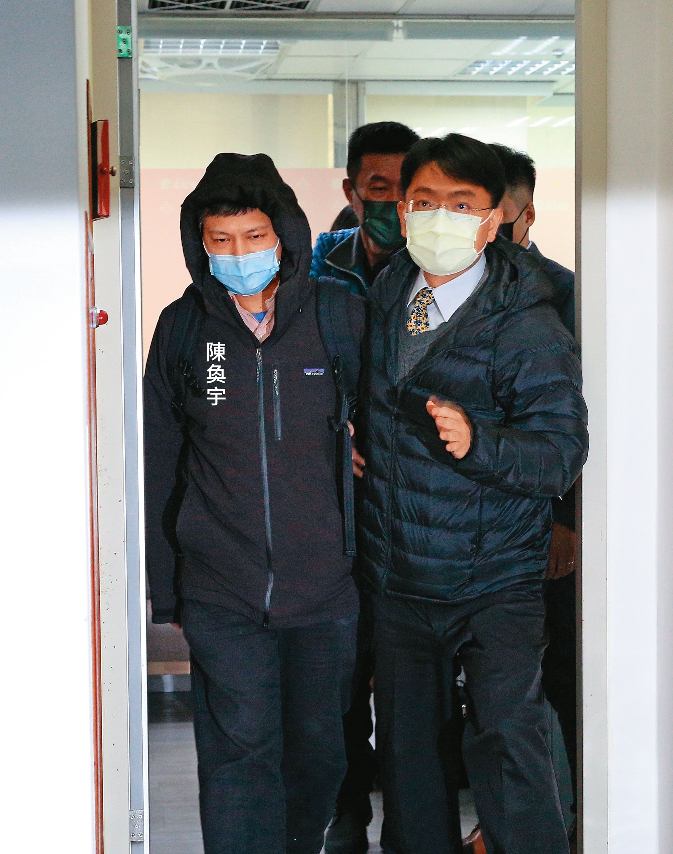 高辦遭搜索，辦公室主任陳奐宇也遭約談，並交出手機及筆電提供檢調調查。