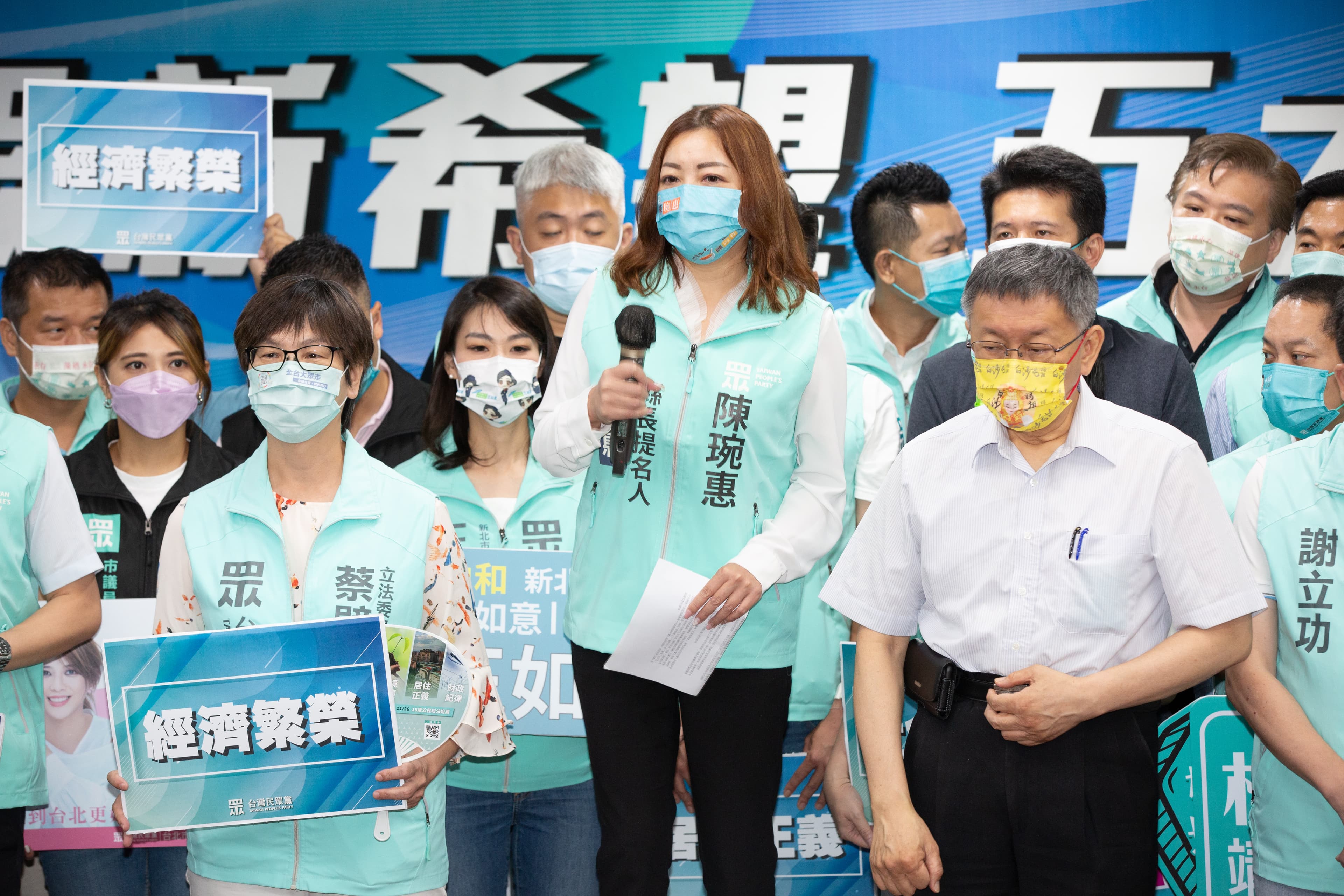 陳琬惠（中）今年代表民眾黨參選宜蘭縣長，最終以第三名，得票率6.98%落敗。（本刊資料照）