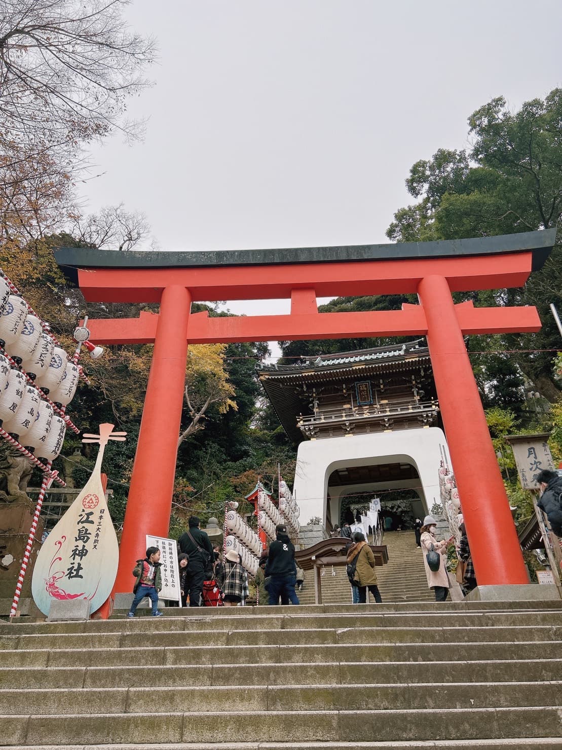 江島神社位於鎌倉附近的江之島上，為日本三大辯才天（弁財天）之一。