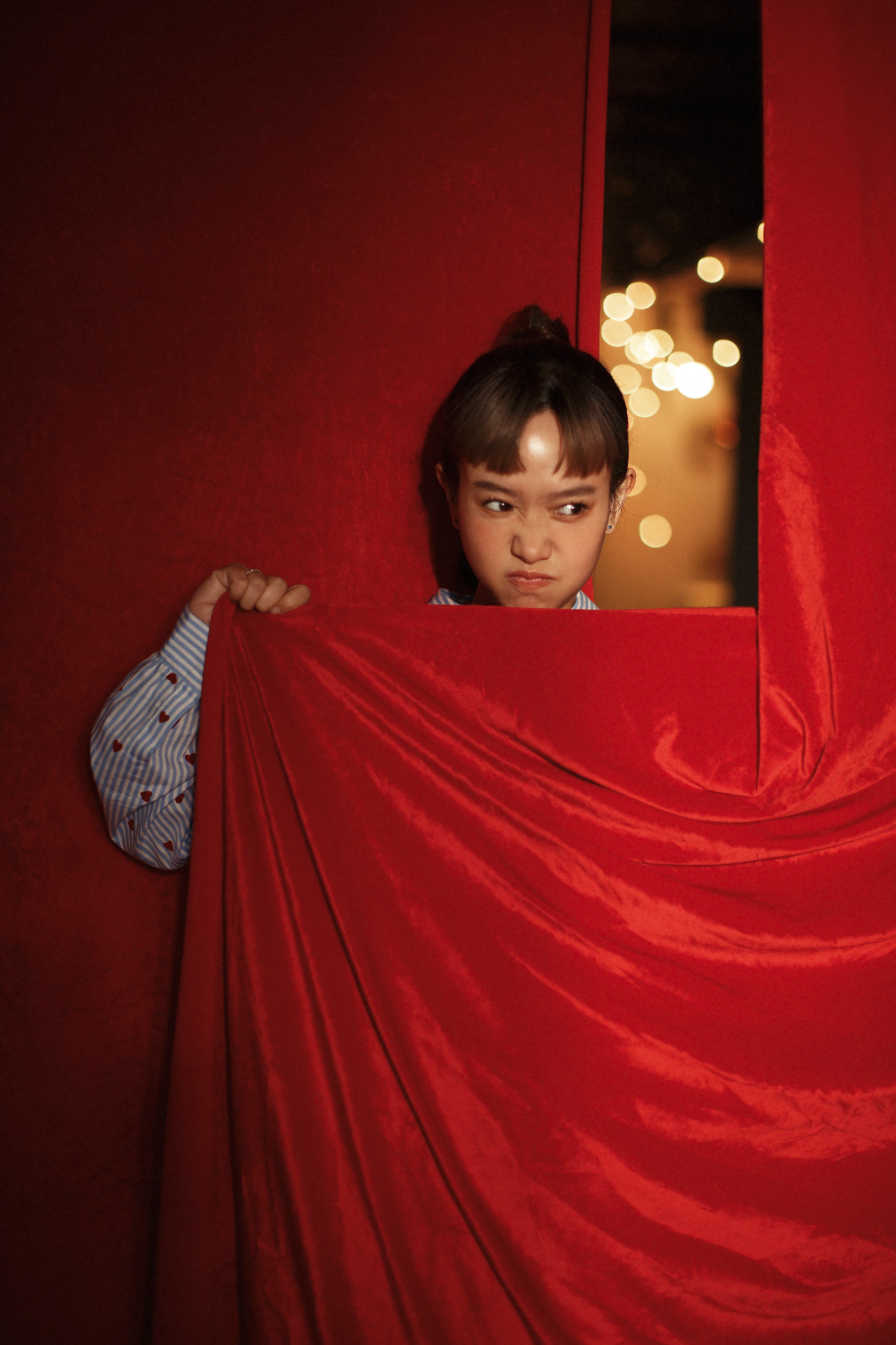 在攝影鏡頭前做出淘氣表情的嚴正嵐，其實掛念著家裡啼哭的兒子，因為前一天才打了卡介苗。