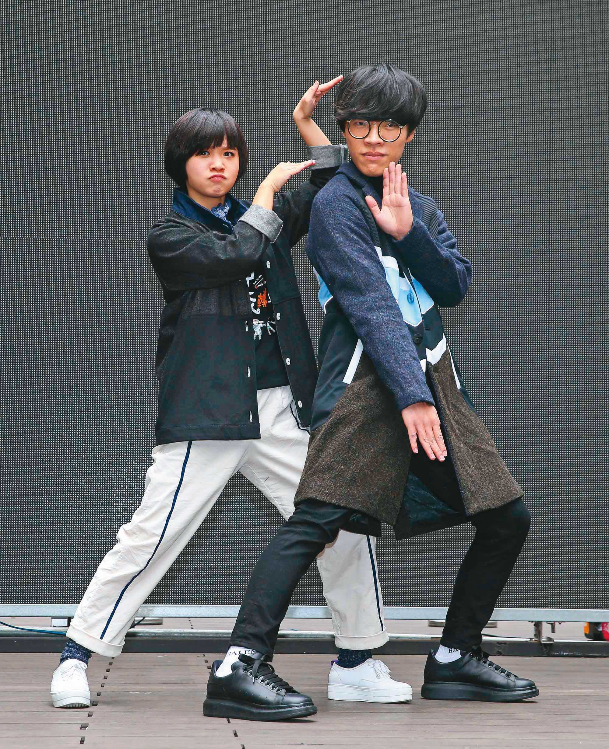 跟盧廣仲（右）合作電視劇《花甲男孩轉大人》的成功，打開了嚴正嵐（左）的知名度，但她認為演戲是有點誤打誤撞的成果。（氧氣電影提供）