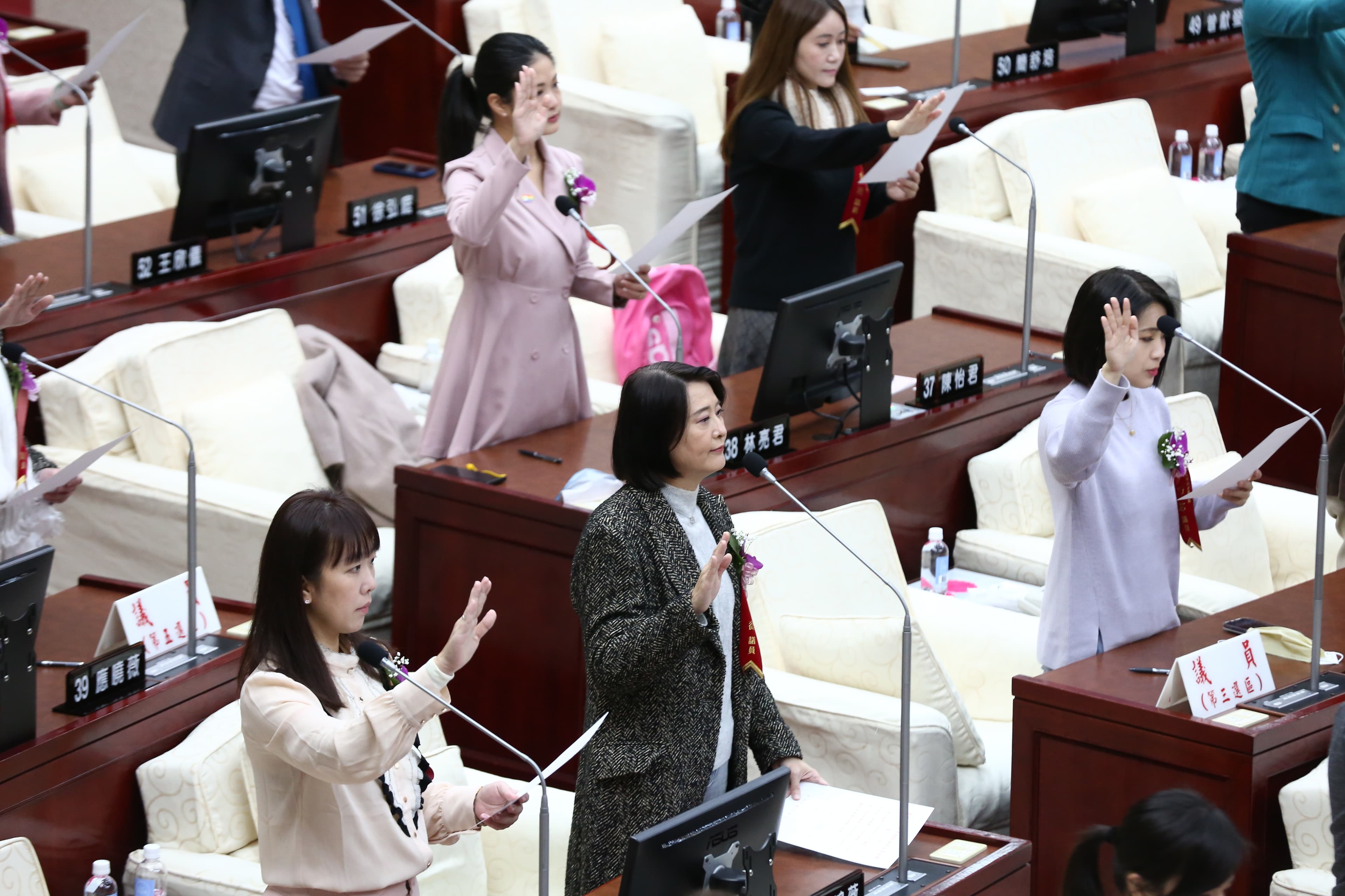 王鴻薇（下排中）儘管投入立委補選，昨仍赴議會宣誓就職新任台北市議員。