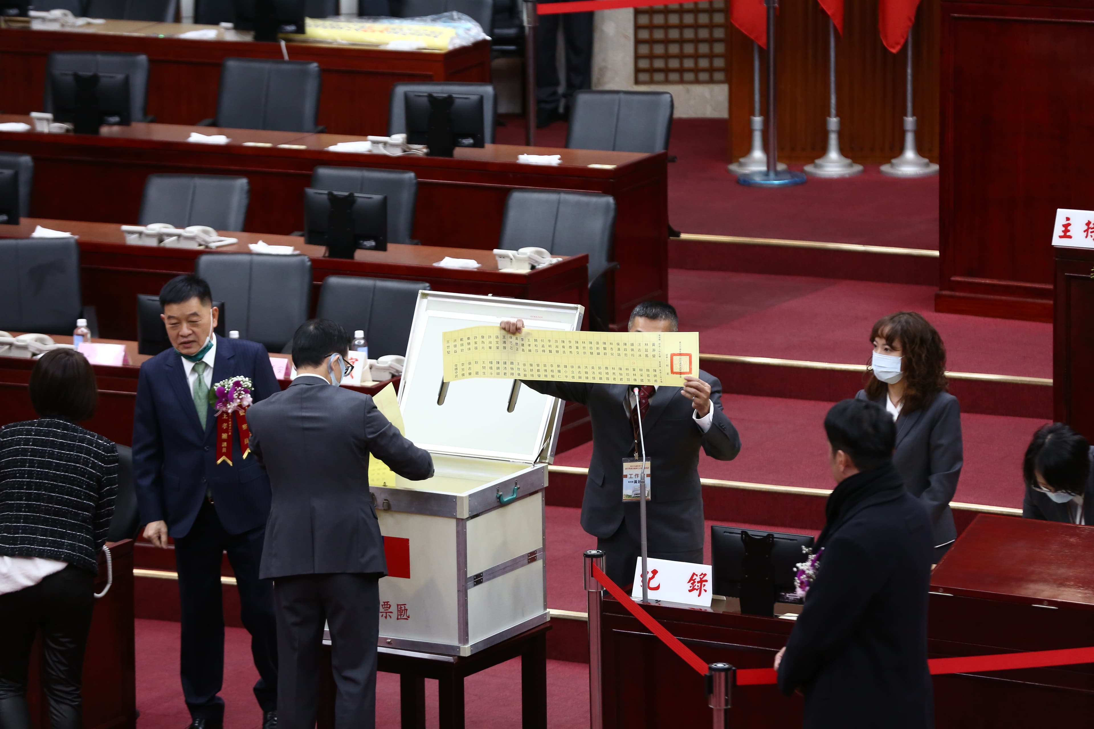 台北市議會的正副議長投票採記名投票，國民黨籍議員全數支持戴錫欽、葉林傳，一票未跑。