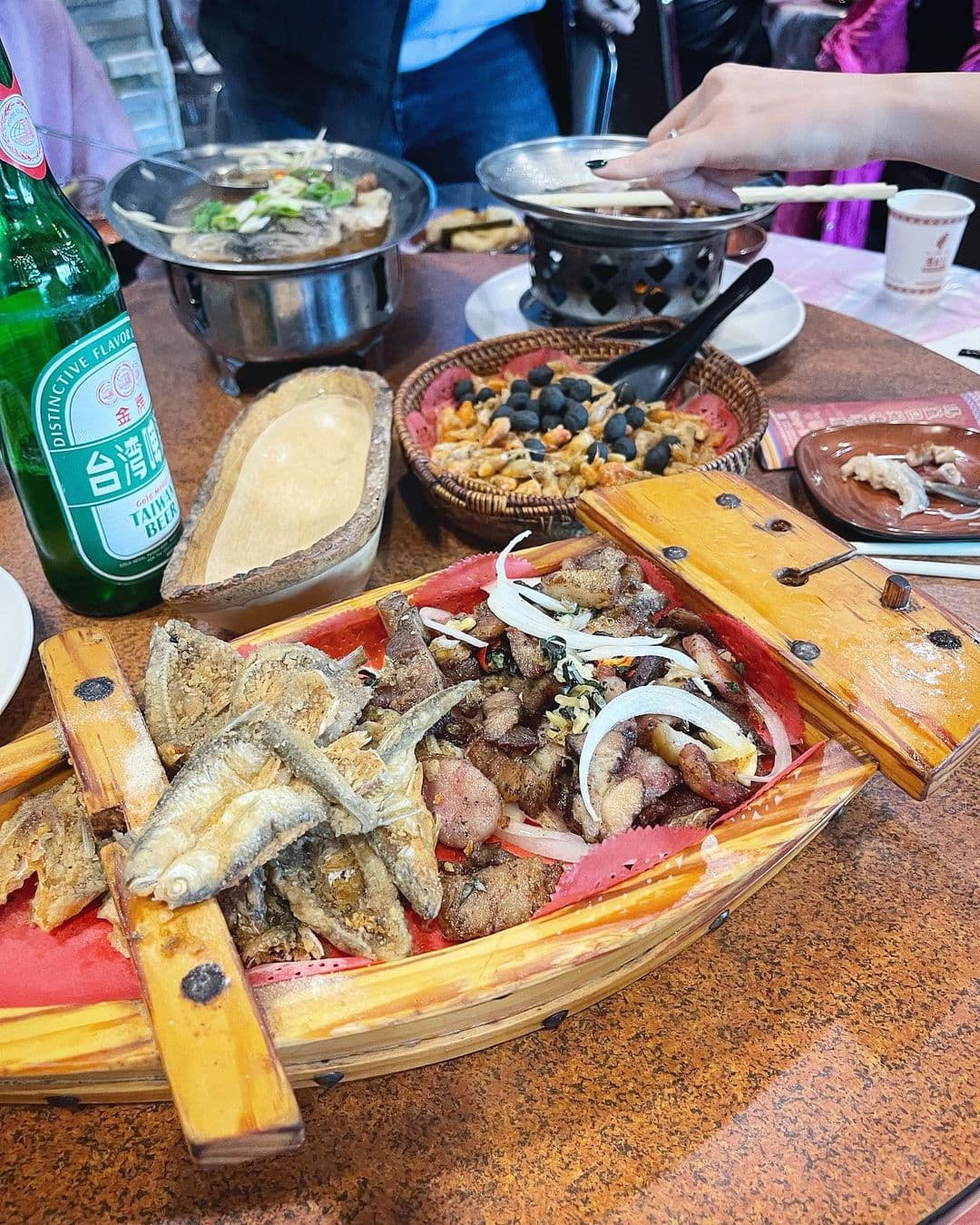 劉思慕一夥人吃熱炒配台啤。（翻攝simuliu IG）
