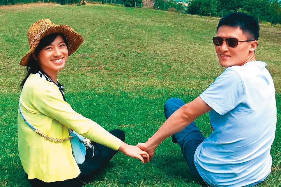 2014年與藝人米可白（左）結婚，讓尾牙大王謝銘杰（右）的知名度更高。2人已於2019年和平離婚。（翻拍自米可白臉書）
