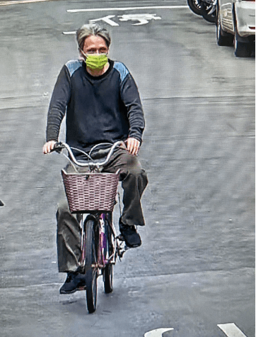 涂明朗平時皆以腳踏車代步。（翻攝畫面）