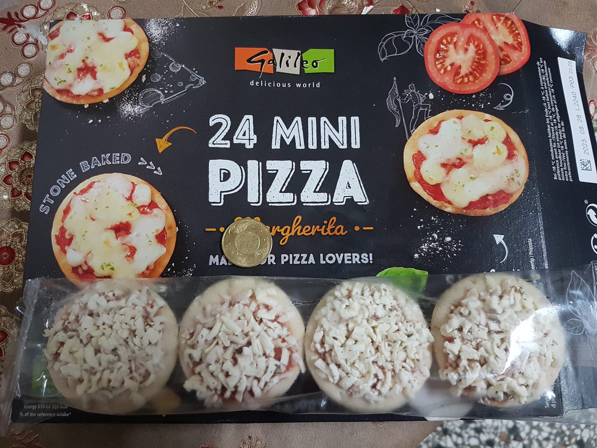 網友貼出「瑪格麗特迷你Pizza」包裝外盒，一旁擺放50元硬幣對比大小。（翻攝臉書社團「Costco好市多商品經驗老實說」）