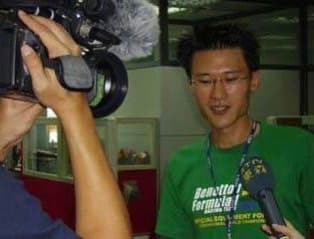 謝銘杰不到30歲就因辦活動在竹科打響名號，每到尾牙時，就有媒體採訪他。（飛虹國際提供）
