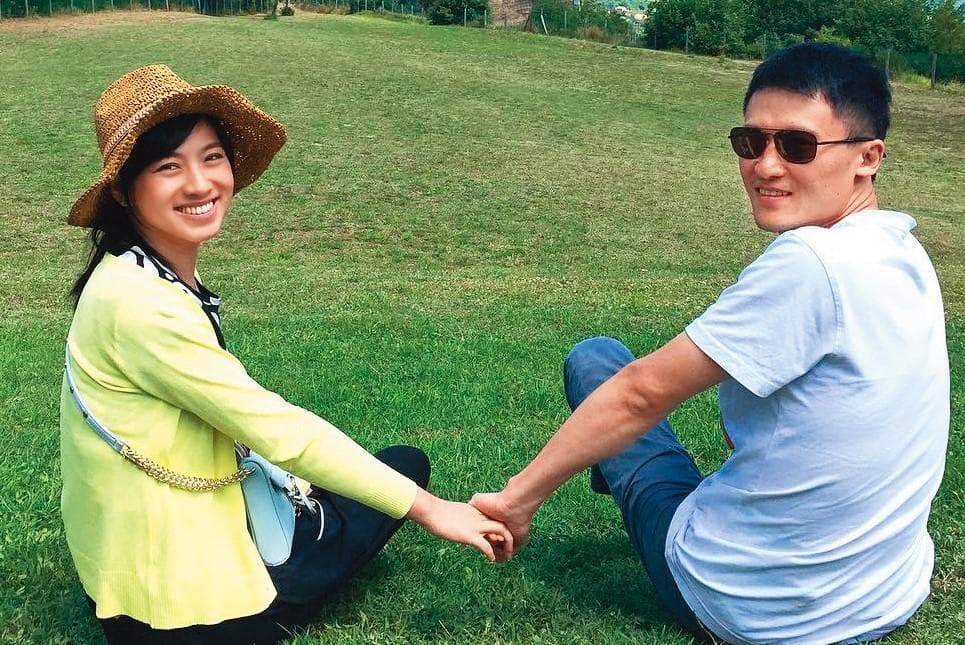2014年與藝人米可白（左）結婚，讓尾牙大王謝銘杰（右）的知名度更高。2人已於2019年和平離婚。（翻拍自米可白臉書）