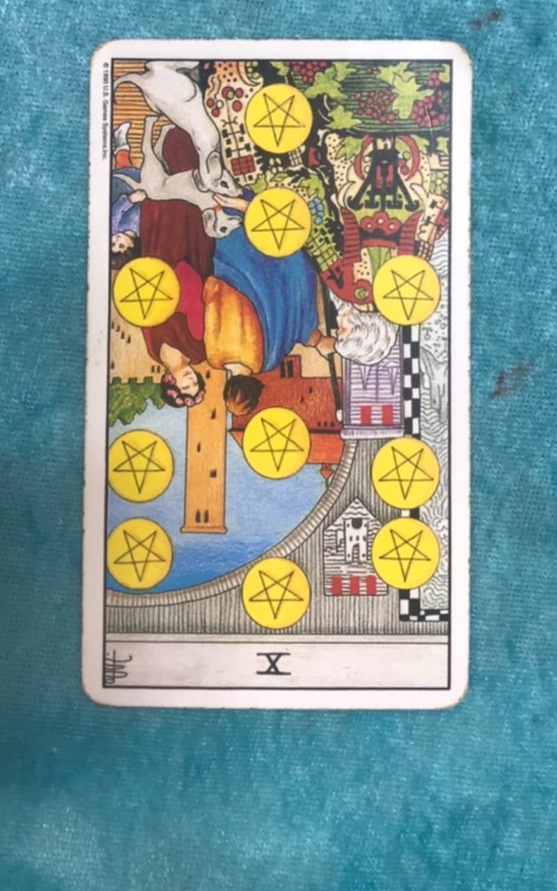 星座塔羅專家小孟老師為小甜甜占卜，抽得塔羅牌「錢幣十」逆位。