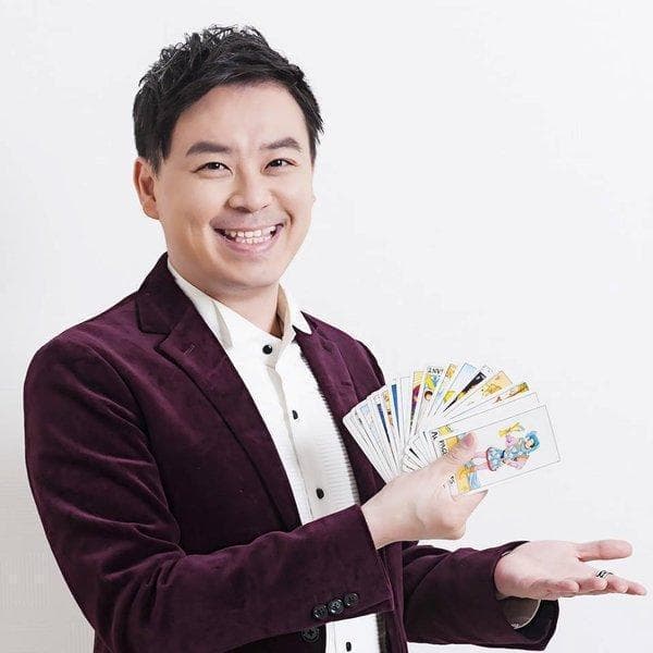 星座塔羅專家小孟老師為清水孟創辦人，曾任《壹週刊》《蘋果日報》等多家報章雜誌專欄作家。（小孟老師提供）