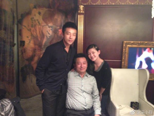 汪小菲(左)、前妻大S(右)與生父汪則翰(中)合影。(翻攝自汪小菲微博)