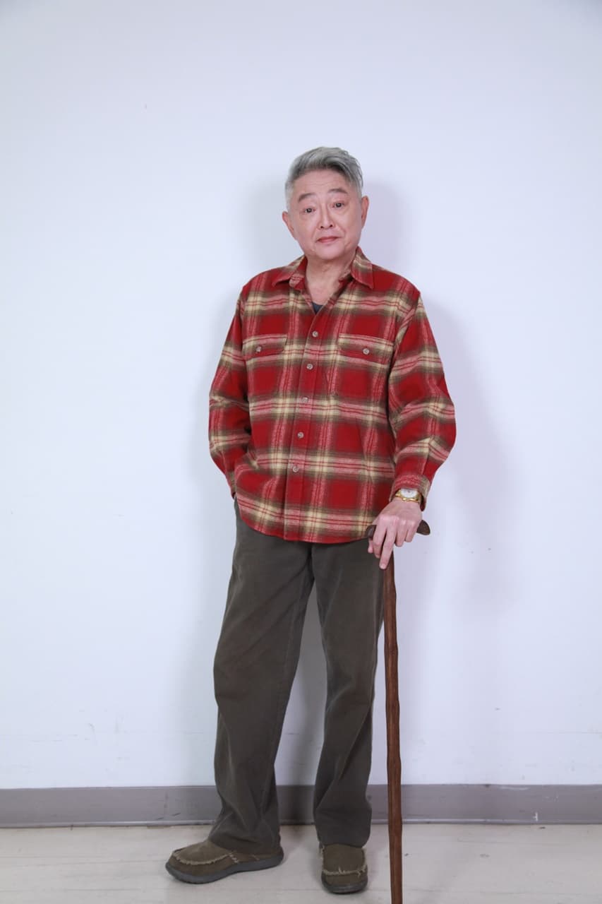 李國超22年後加入《市井豪門》演出徐天福，因為腳有舊傷，感謝劇組安排撐拐杖出場。（民視提供）