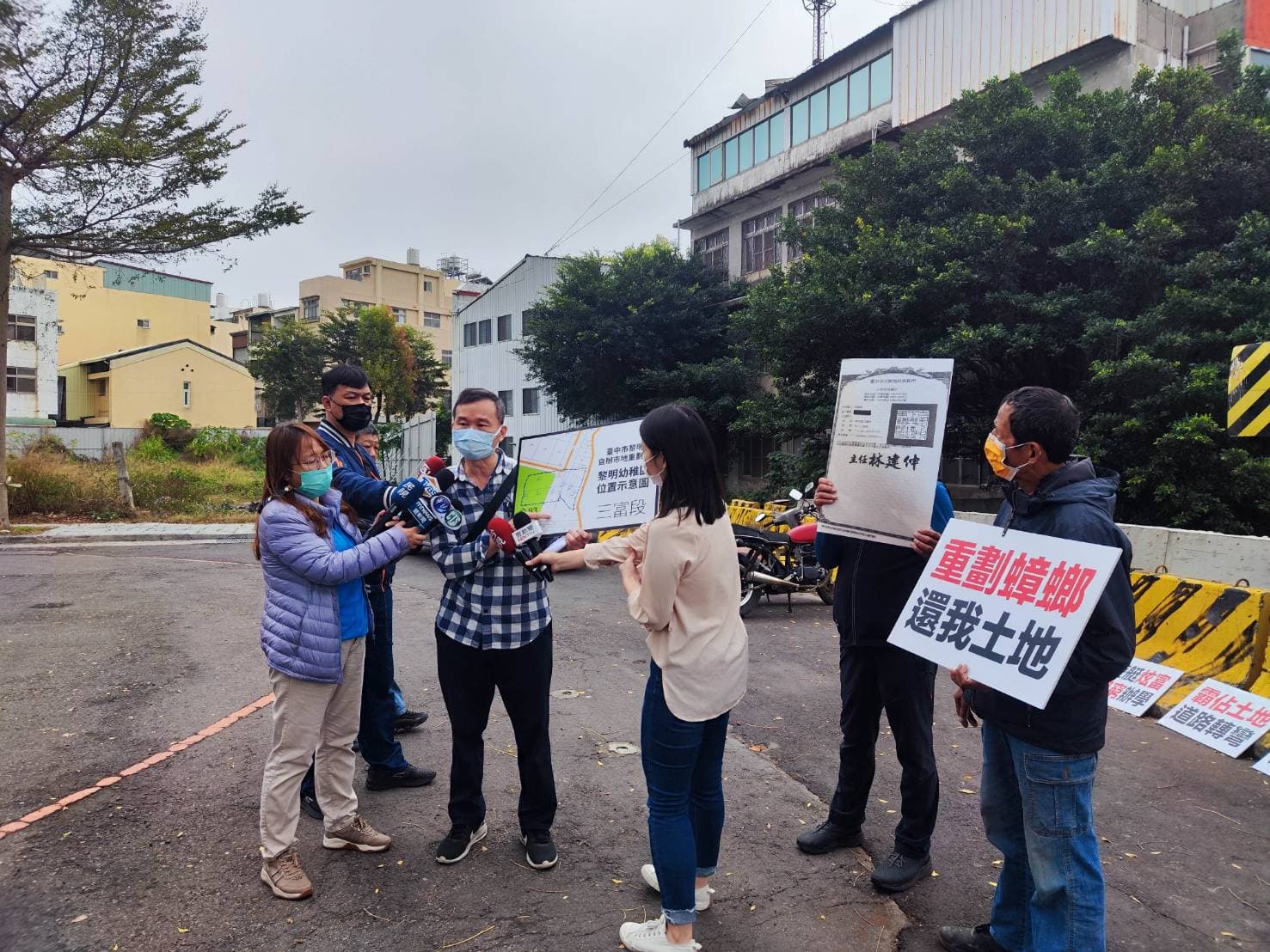 地主出面抗議黎明幼兒園阻重劃。（讀者提供）
