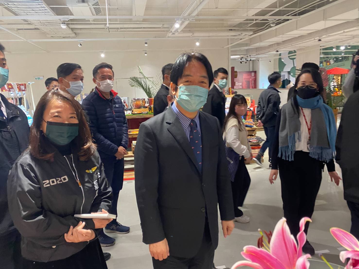 副總統賴清德等人前往南投縣半山工坊的南島民族博物館參訪，對調研團隊表達肯定之意。（阿美族奇拉雅山人文生態發展協會提供）