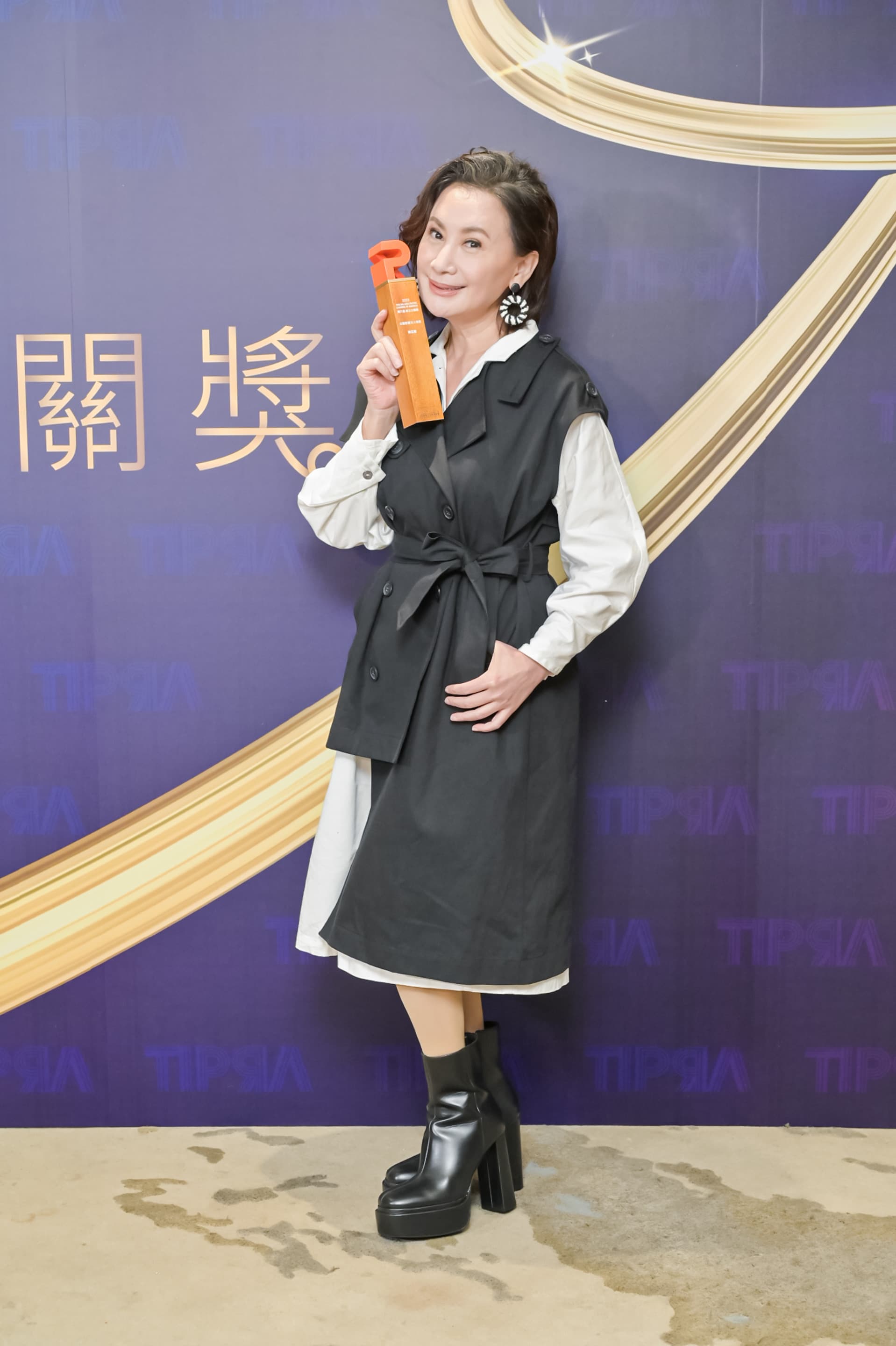 陳亞蘭開心拿下第六屆華文公關獎的「公關影響力人物獎」。（TIPRA國際公共關係協會提供）