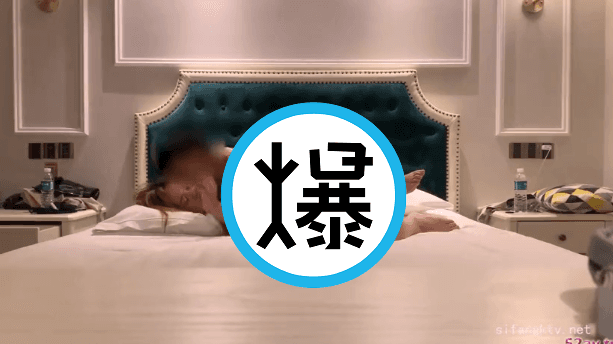 正妹和男砲友玩得開心。（翻自《51吃瓜網》）