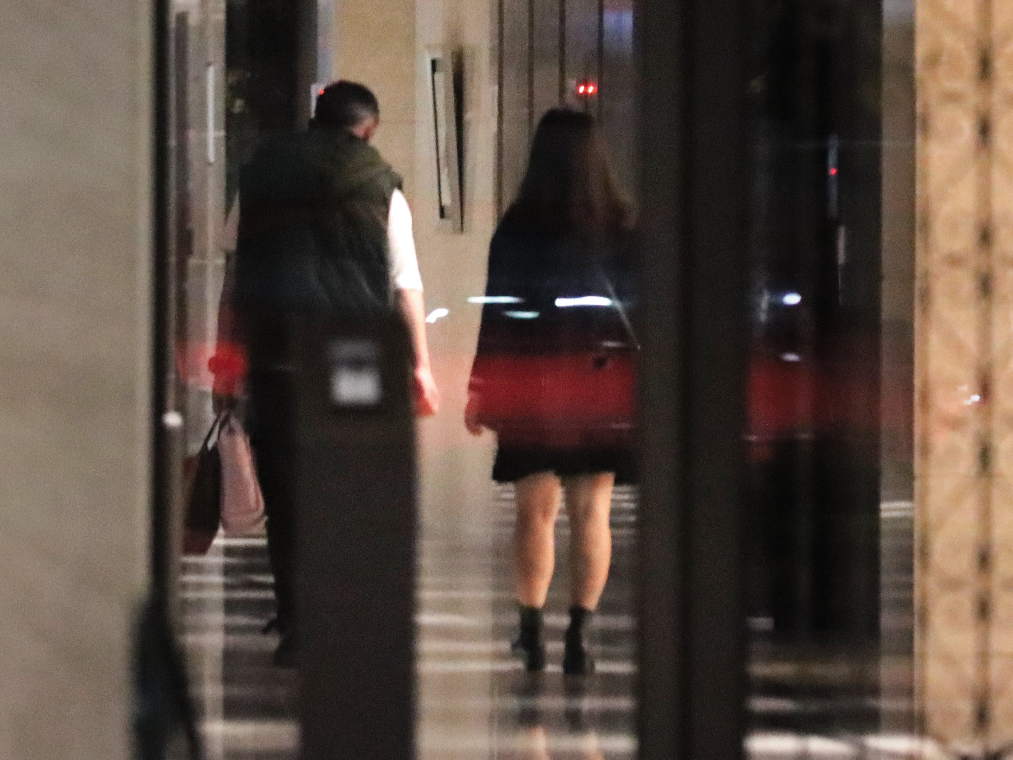 23：10 女友（右）氣消後，才和馬國賢（左）一起回家。
