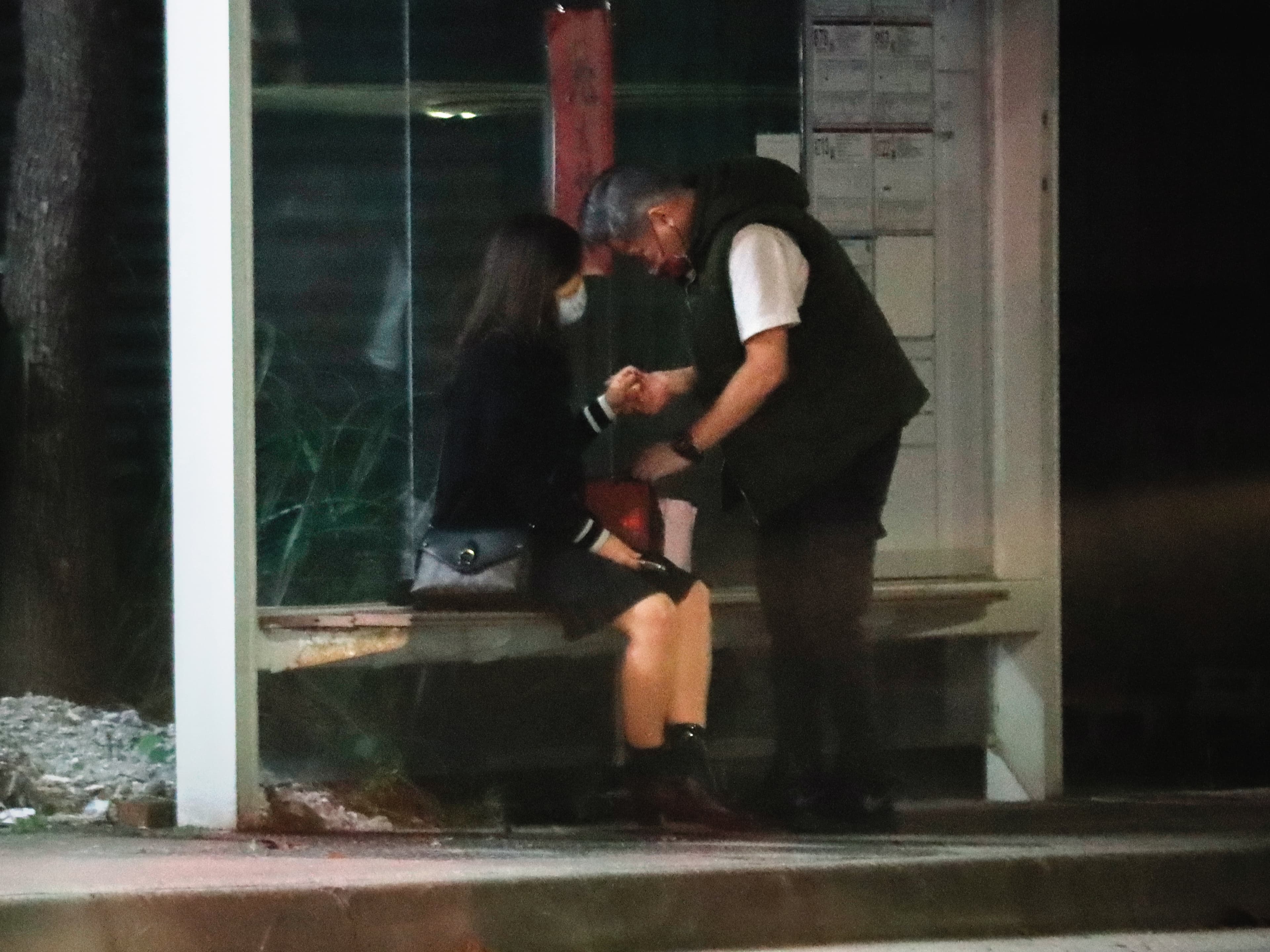 23：06 馬國賢主動示好，安撫女友情緒。