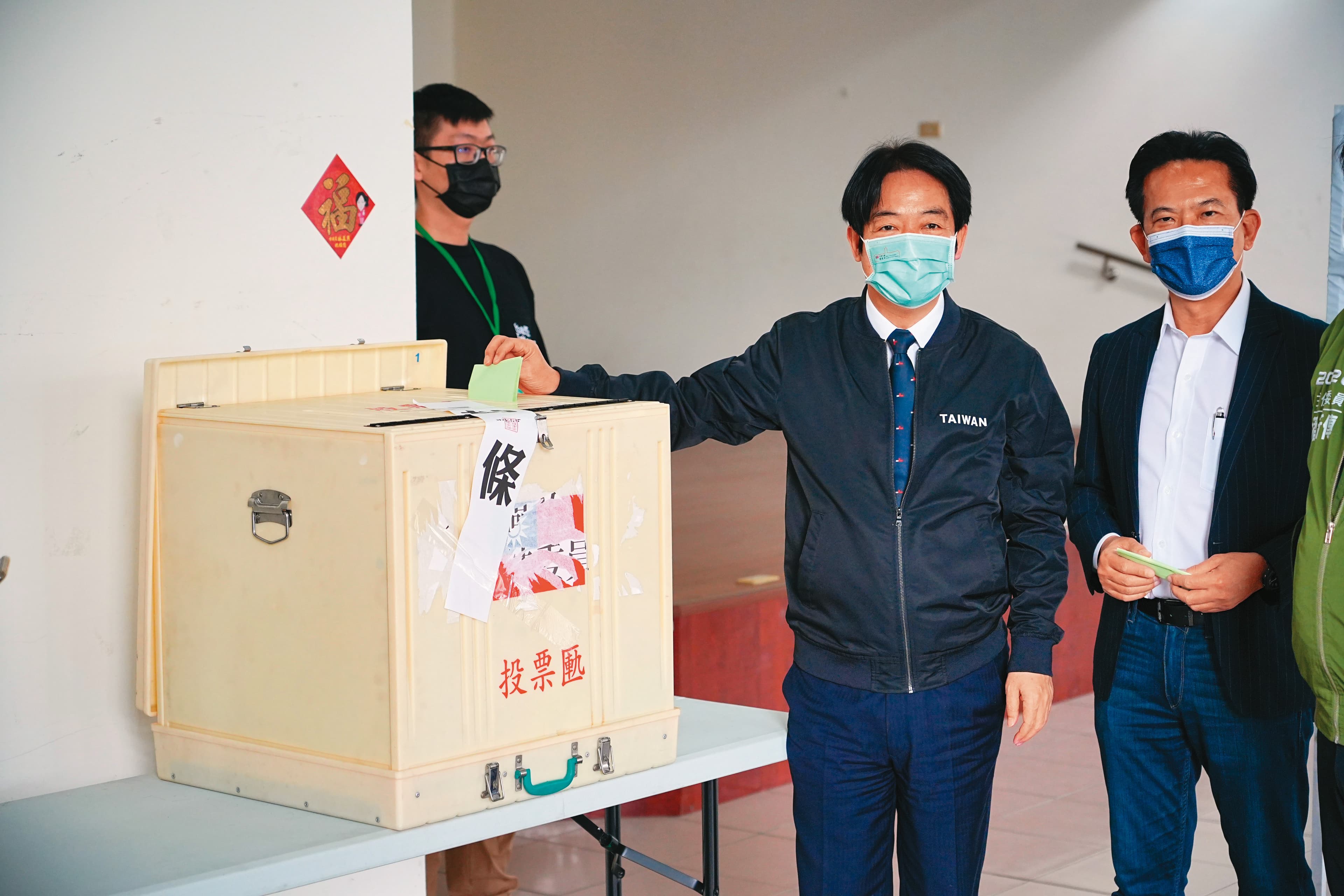 同額競選黨魁的賴清德（中）15日也親自出門投票，希望衝高投票率。