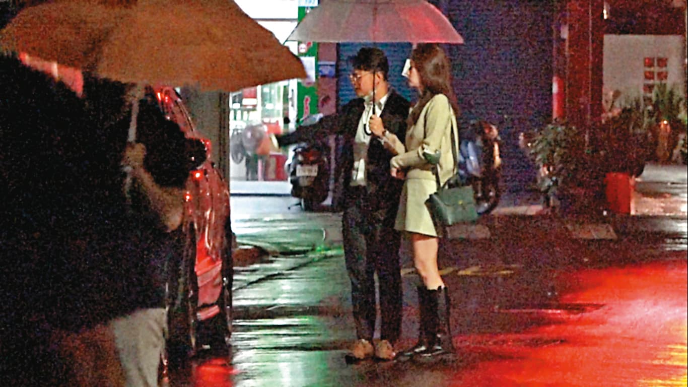 2023年1月15日01：26， 餐敘到半夜後，2人共撐1把傘、邊走邊抽菸，謝泊泓甚至不顧官員身分就違法隨手亂丟菸蒂。