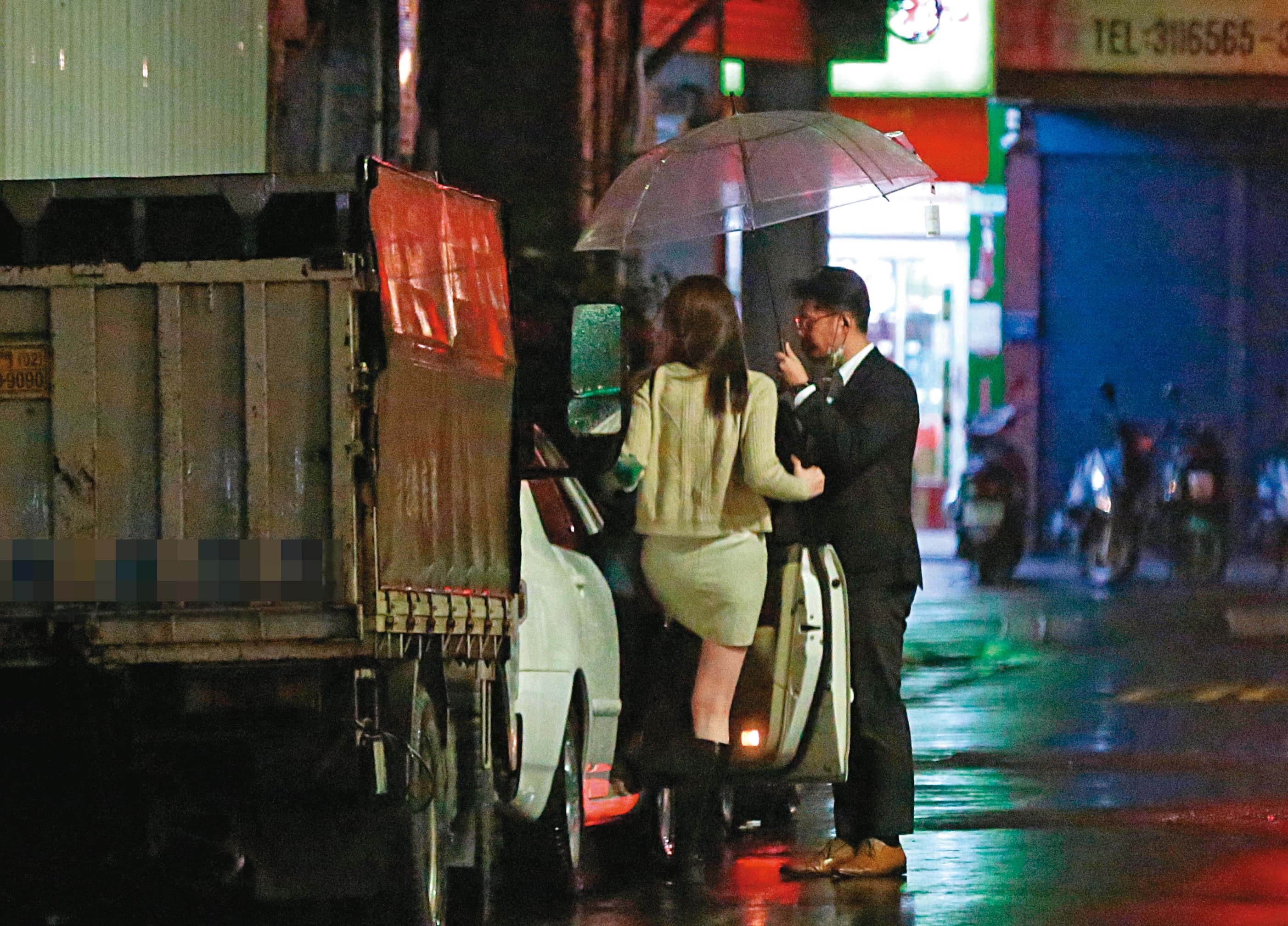 01：28，貼心地幫忙開車門、送上副駕駛座後，謝泊泓載著林宜萱直奔他在竹市的官舍。