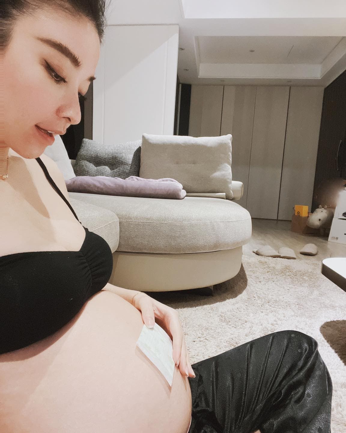 許維恩曬出孕肚照。（翻攝許維恩臉書）