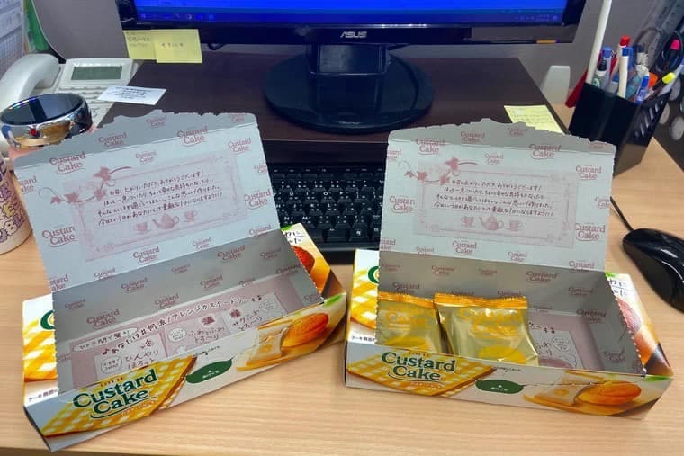 網友才剛微波卡士達蛋糕，週邊同事聞香宛如蝗蟲過境分食盒中所剩的蛋糕。（翻攝臉書社團「Costco好市多 商品經驗老實說」）