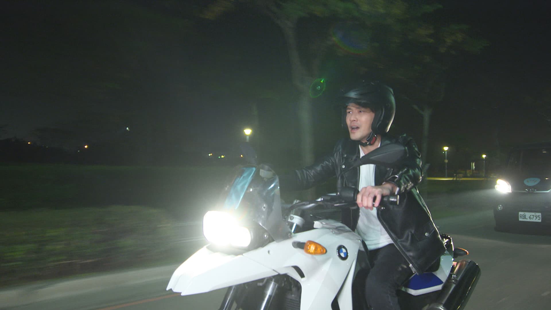 《市井豪門》黃文星車禍重頭戲，劇組花費6位數字並封街完成拍攝。（民視提供）