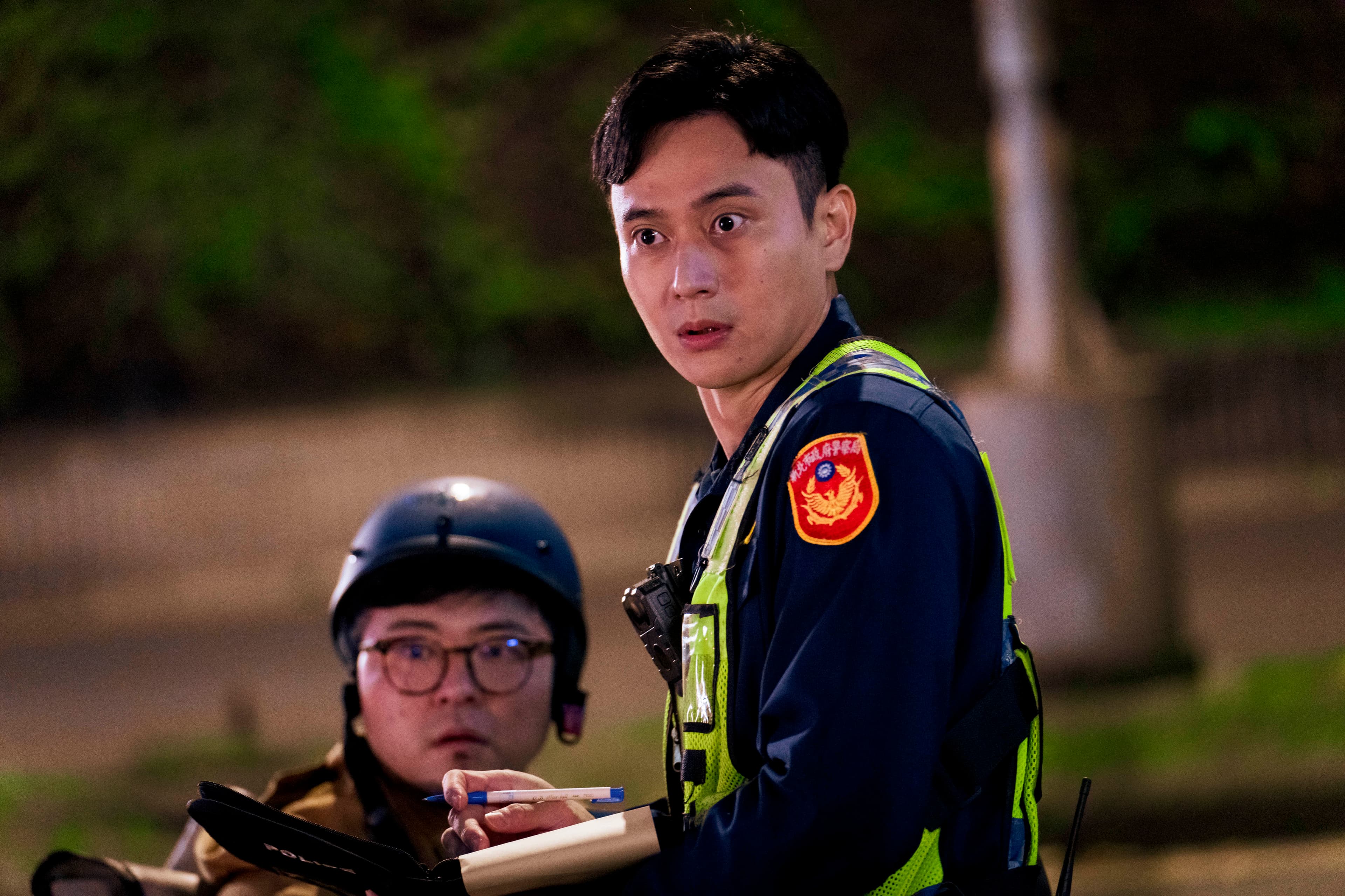 劉冠廷客串演警察，近距離看見許光漢在他眼前全裸跳〈舞孃〉。（金盞花大影業提供）