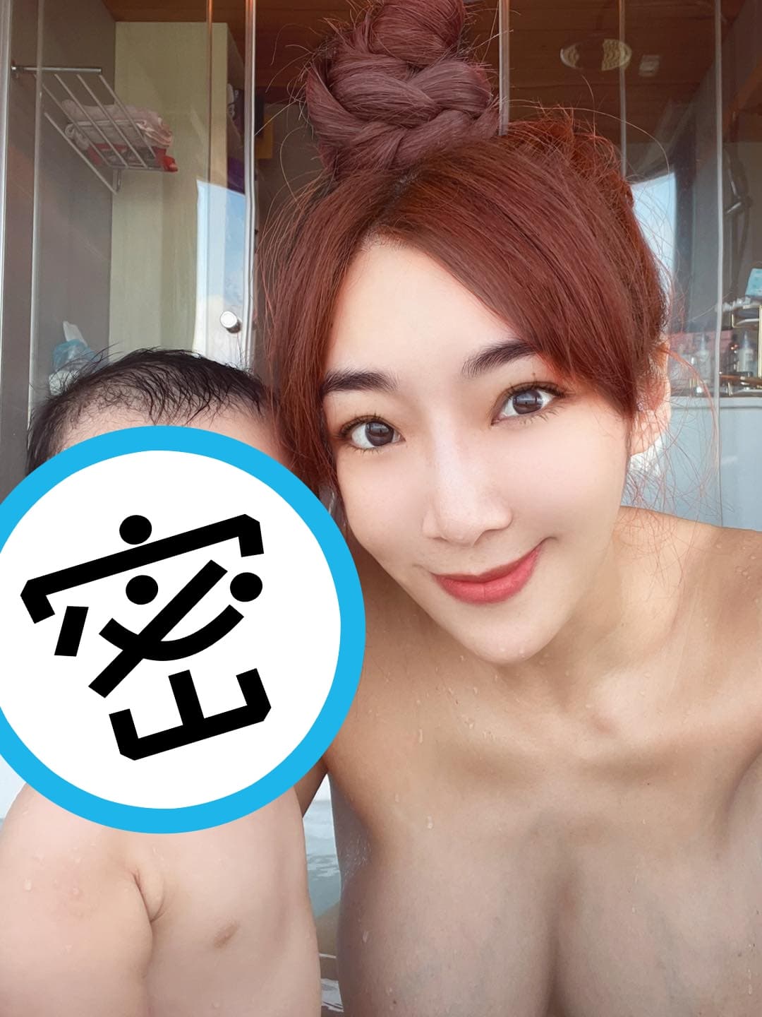 李宓與兒泡湯，笑稱「等他長大就沒辦法全裸一起在浴缸了，要好好把握現在坦承相見的機會」。（圖：取自李宓Mina臉書）