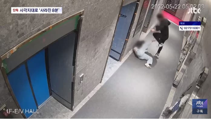 監視器畫面拍下被害女子倒臥在電梯前，凶嫌仍持續用腳狠踢女子身體。（翻攝JTBC News Youtube頻道）