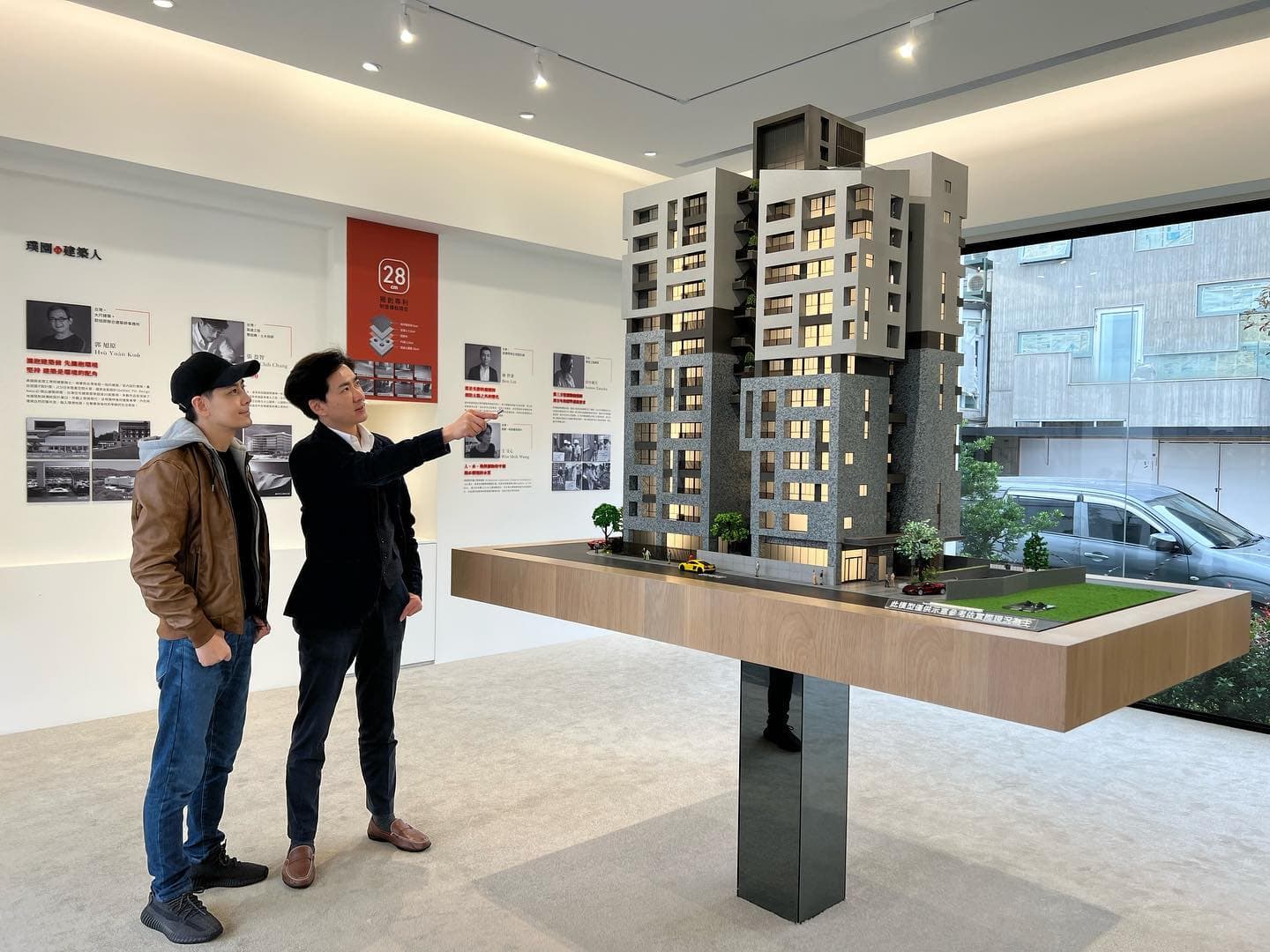 林志穎（左）與林志鑫（右）一起欣賞新建案模型，氣色很好。（翻攝林志穎臉書）