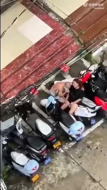 小三墜落在一樓機車上，一度失去意識。（翻自微博）