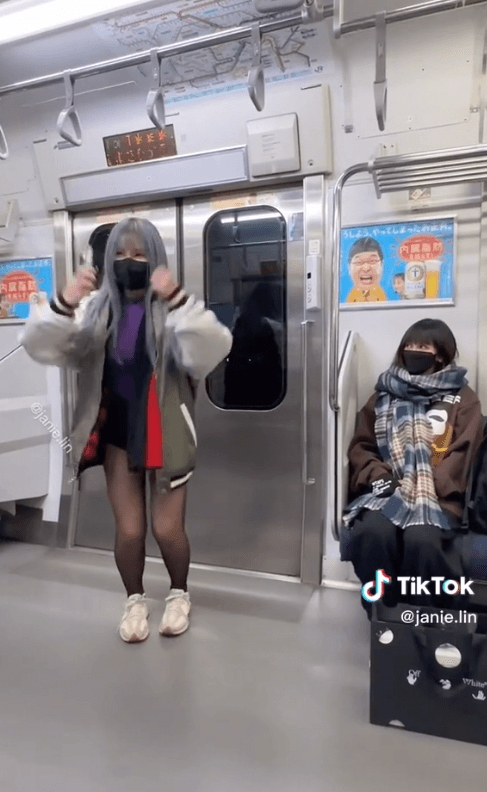 泥泥學姐日本電車熱舞，一旁的女乘客露出驚訝的表情。（圖取自Tik Tok）