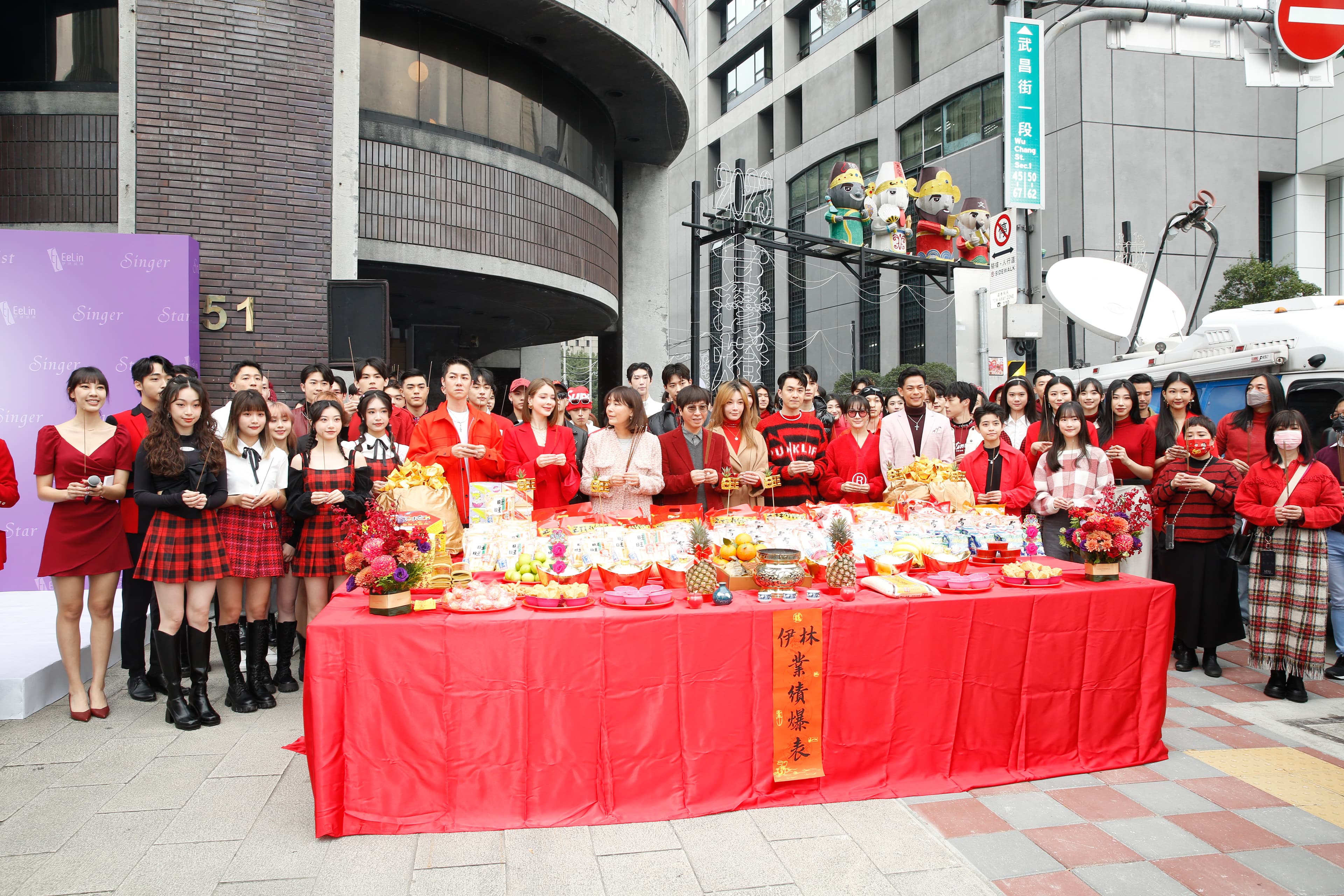 伊林娛樂新春團拜，集聚藝人、名模。