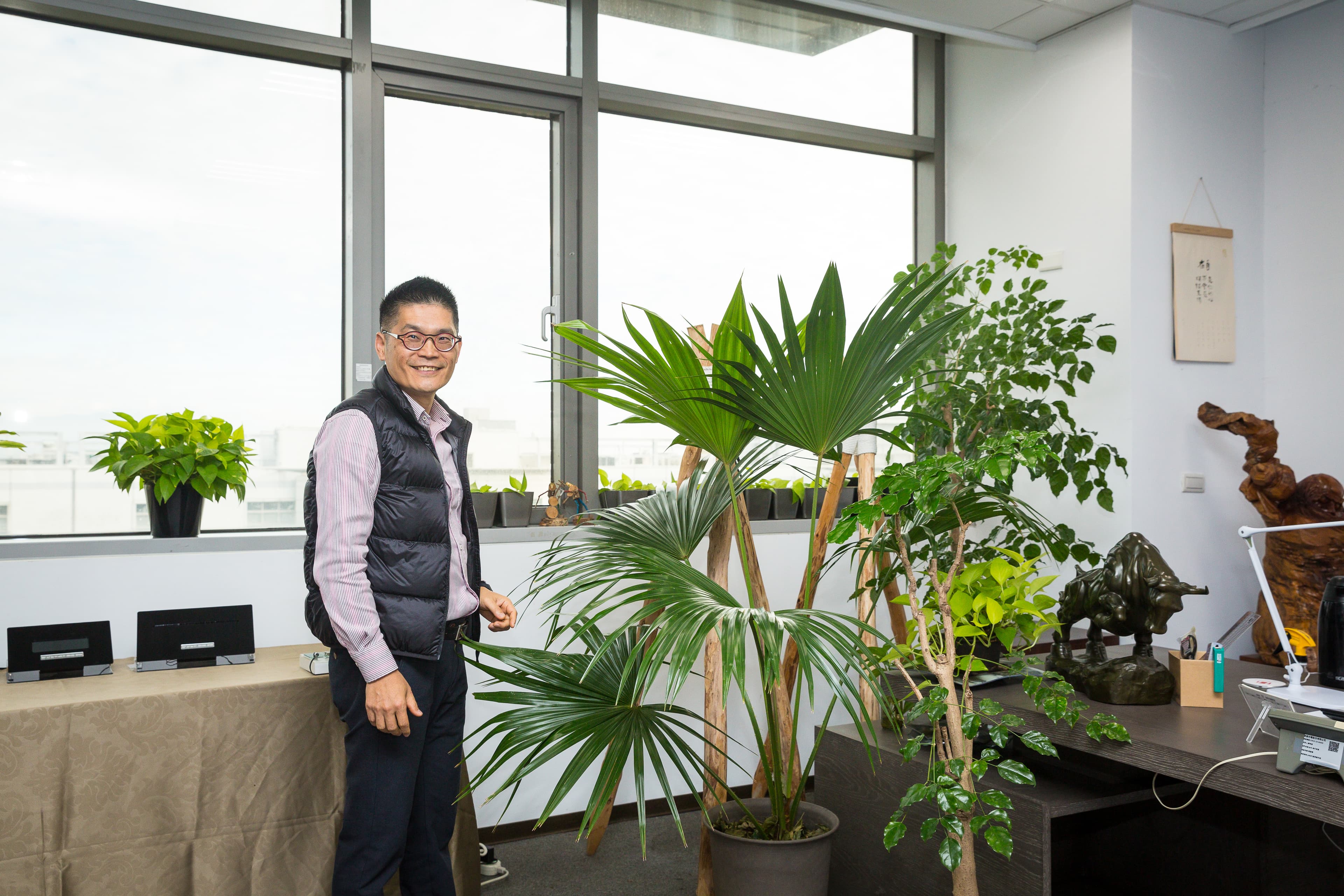 廖育斌熱愛大自然，他刻意在辦公室擺放許多綠色植栽。