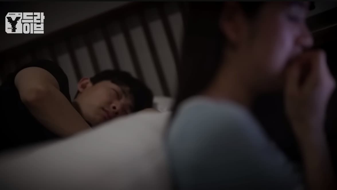 女方透露當下發現未婚夫手機內存有多名被害女子偷拍私密片，嚇到手顫抖。（翻攝Youtube頻道「궁금한 Y」，圖為節目示意圖）