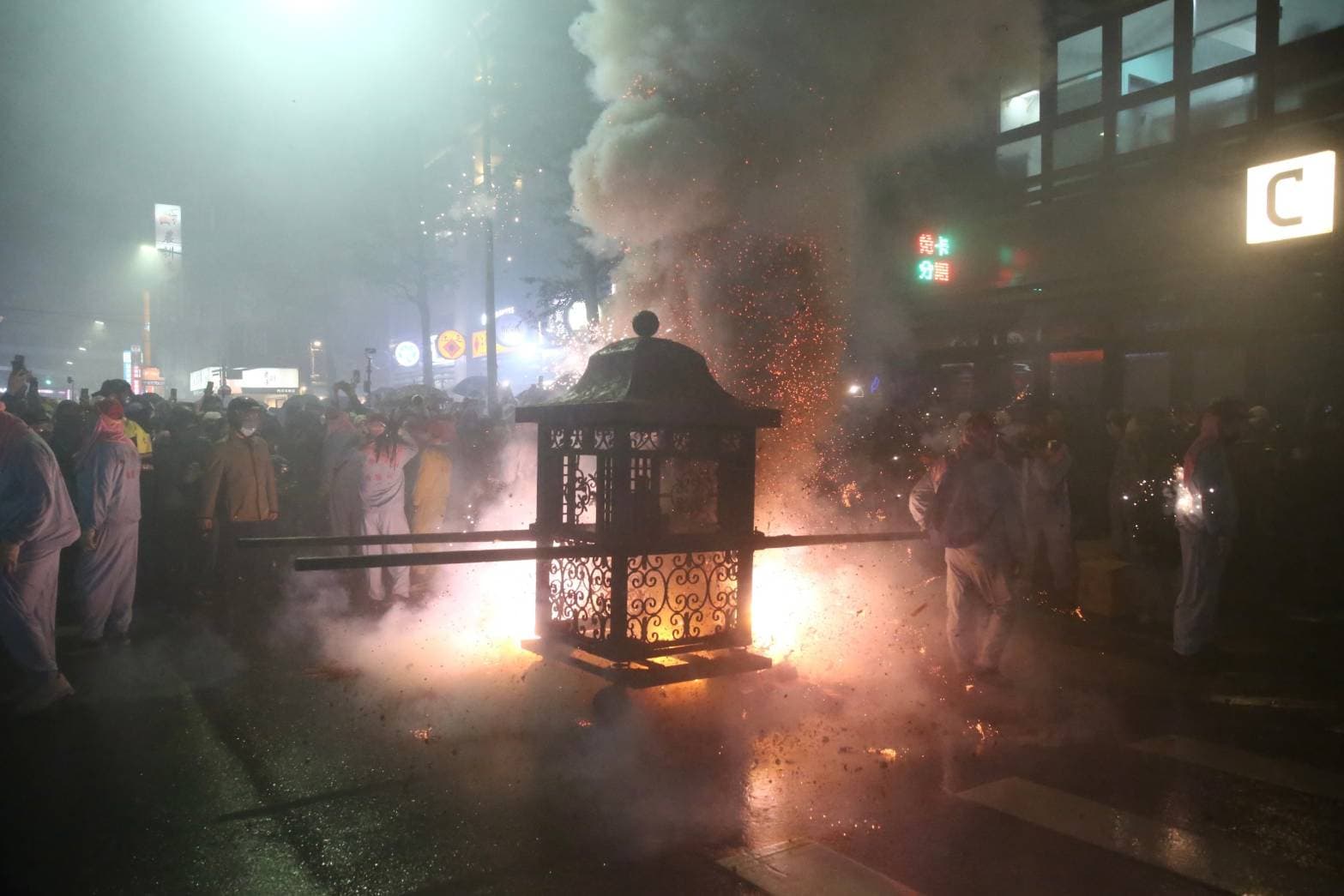 夜弄土地公，傳說中鞭炮炸越多，財運越旺。
