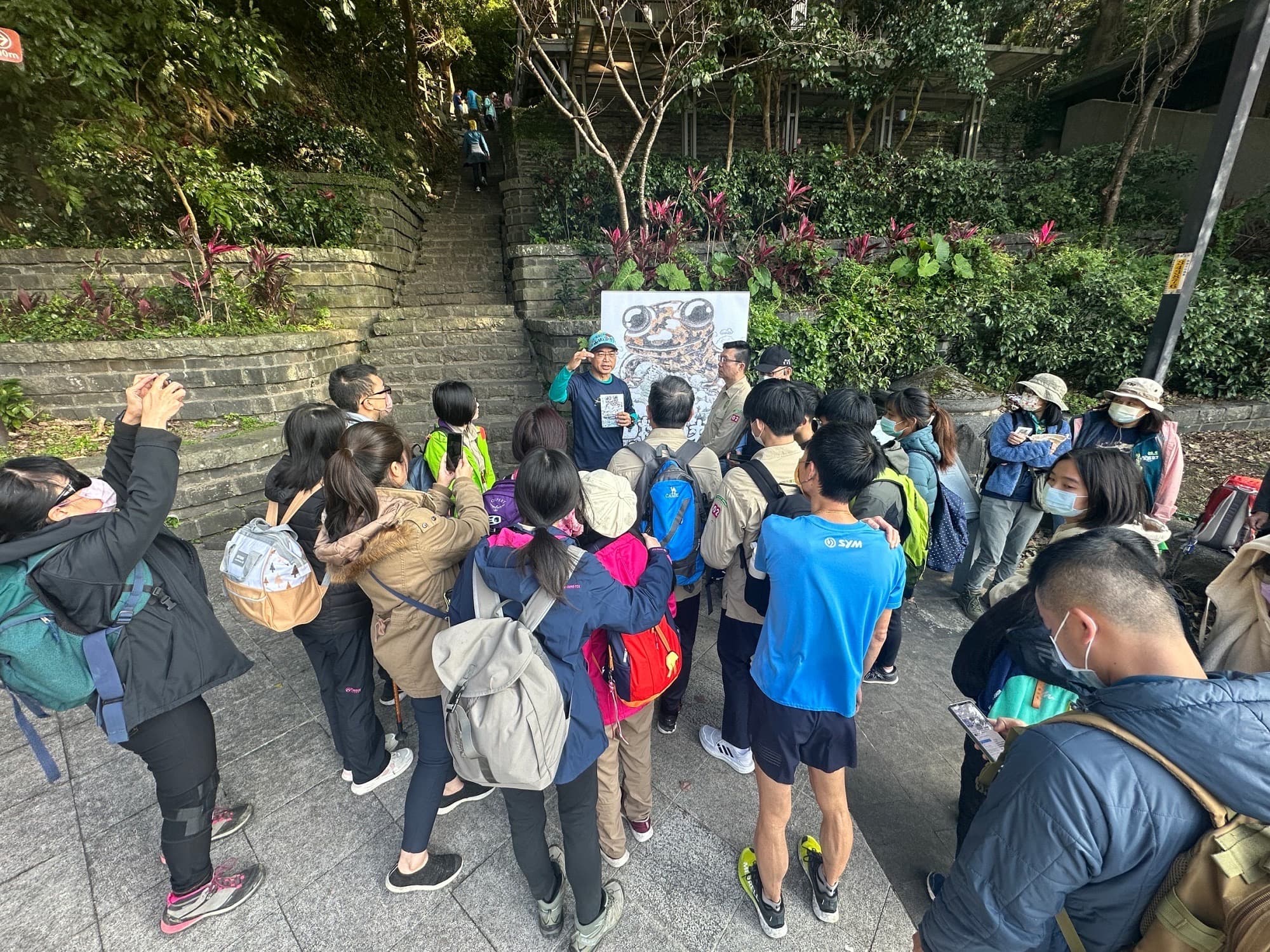麥覺明到新北市觀音山硬漢嶺登山口賣票，吸引大批民眾圍觀。（大麥影像傳播工作室提供）