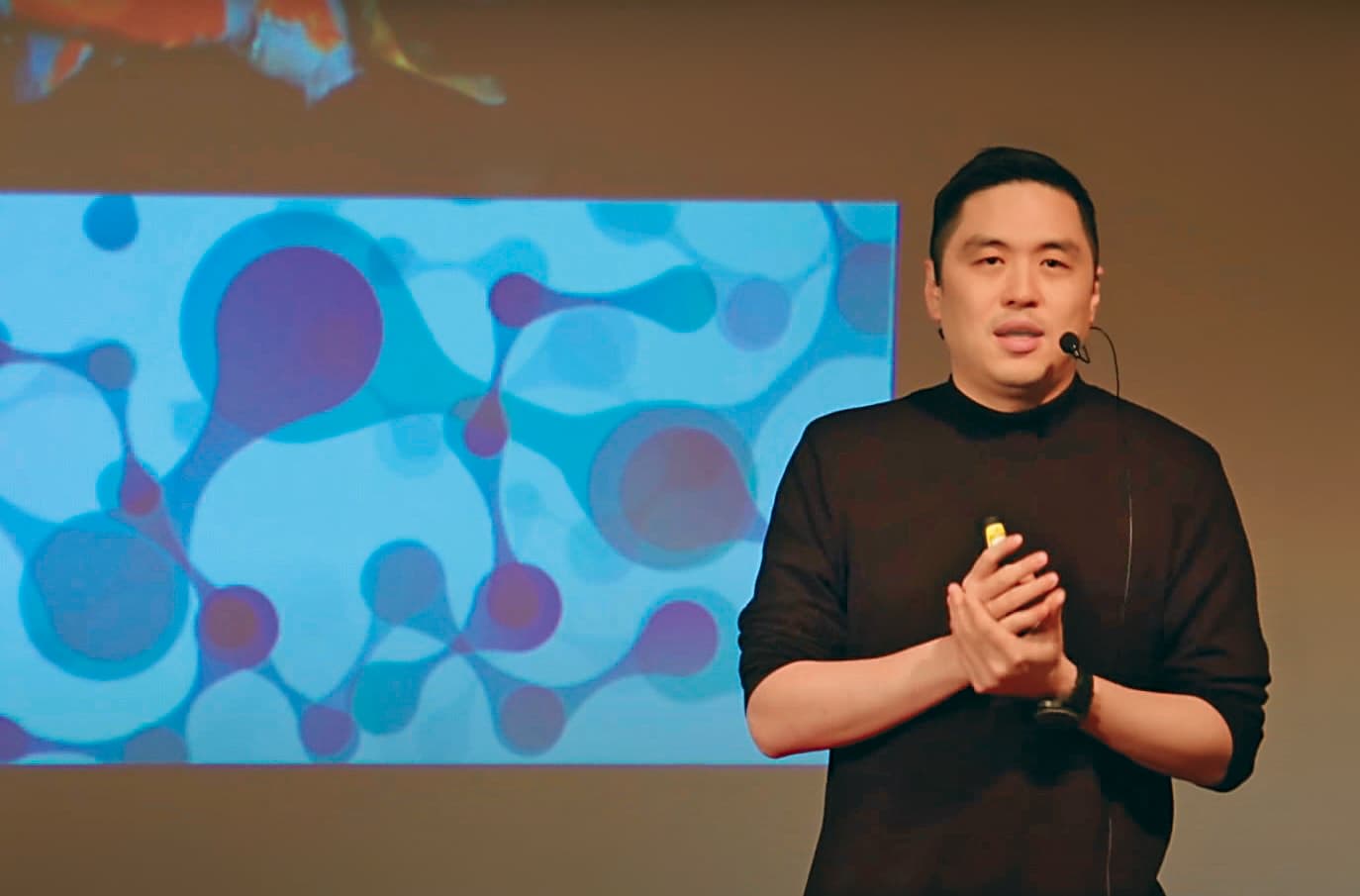 王泉仁主張自己是一般上班族,每月僅給麻衣約新台幣6萬元。(翻攝自特克斯對談YouTube)