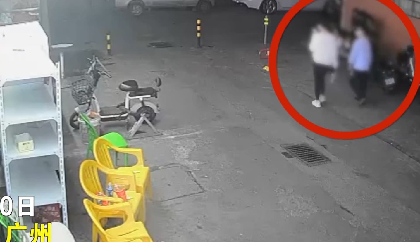 從監視器畫面可見，男童一路尾隨被害女子，並趁機對她「襲胸」。（翻攝微博）