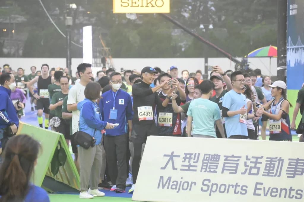 周潤發親切與其他跑者合照。（翻攝微博）