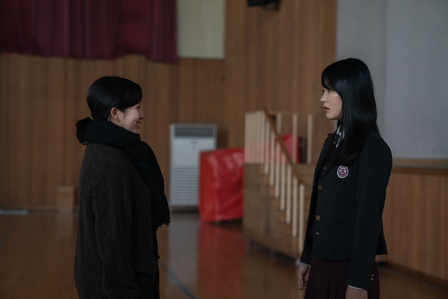 辛叡恩（右）在《黑暗榮耀》中不斷霸凌且用殘忍手段欺負鄭知蘇。（Netflix提供）