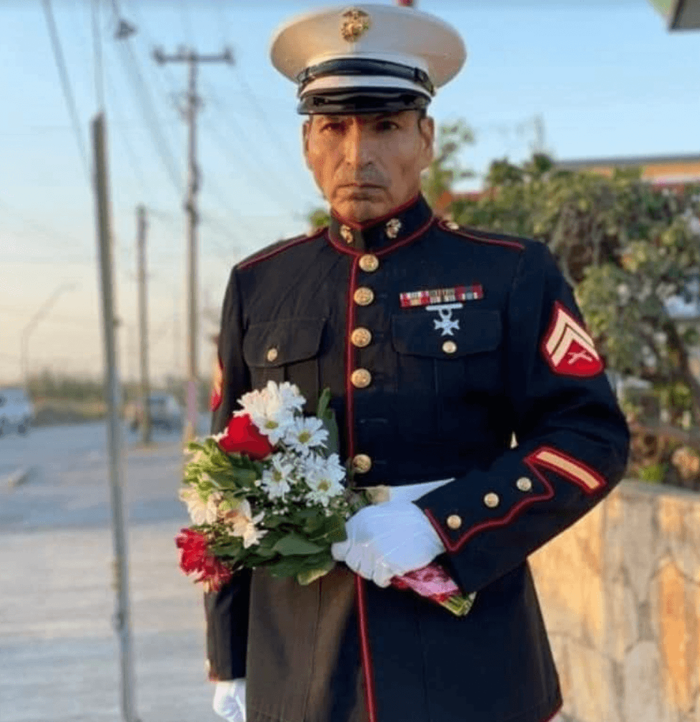 身穿軍服、手捧鮮花，每年情人節的癡等舉措被當地人稱是「愛的大兵」。（翻攝推特@DigitalNewsQR）