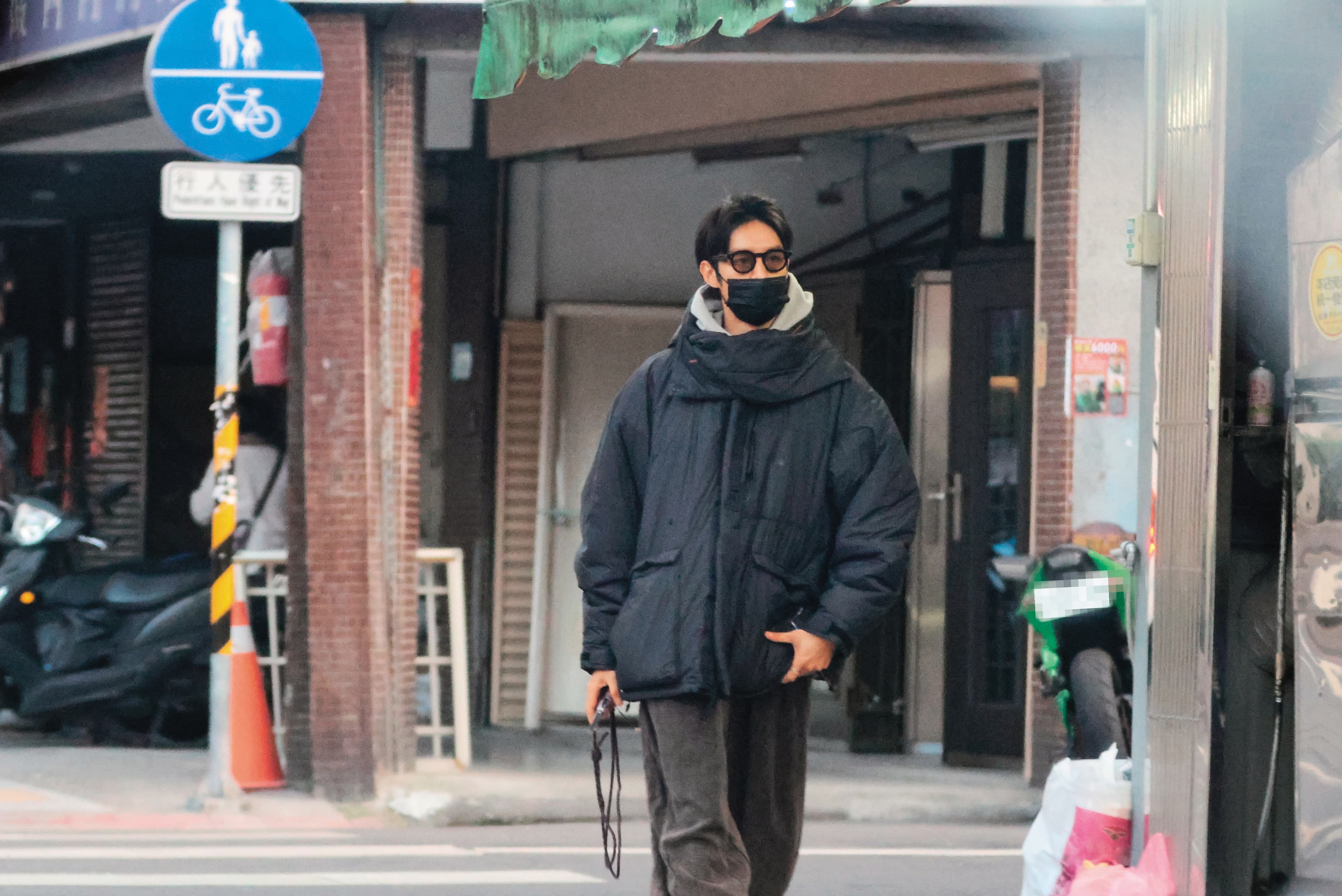 2/16 17：34 	本刊直擊曹佑寧離開店家時春風得意的步伐，而且手上還緊緊握著口袋疑似是買好的點心。