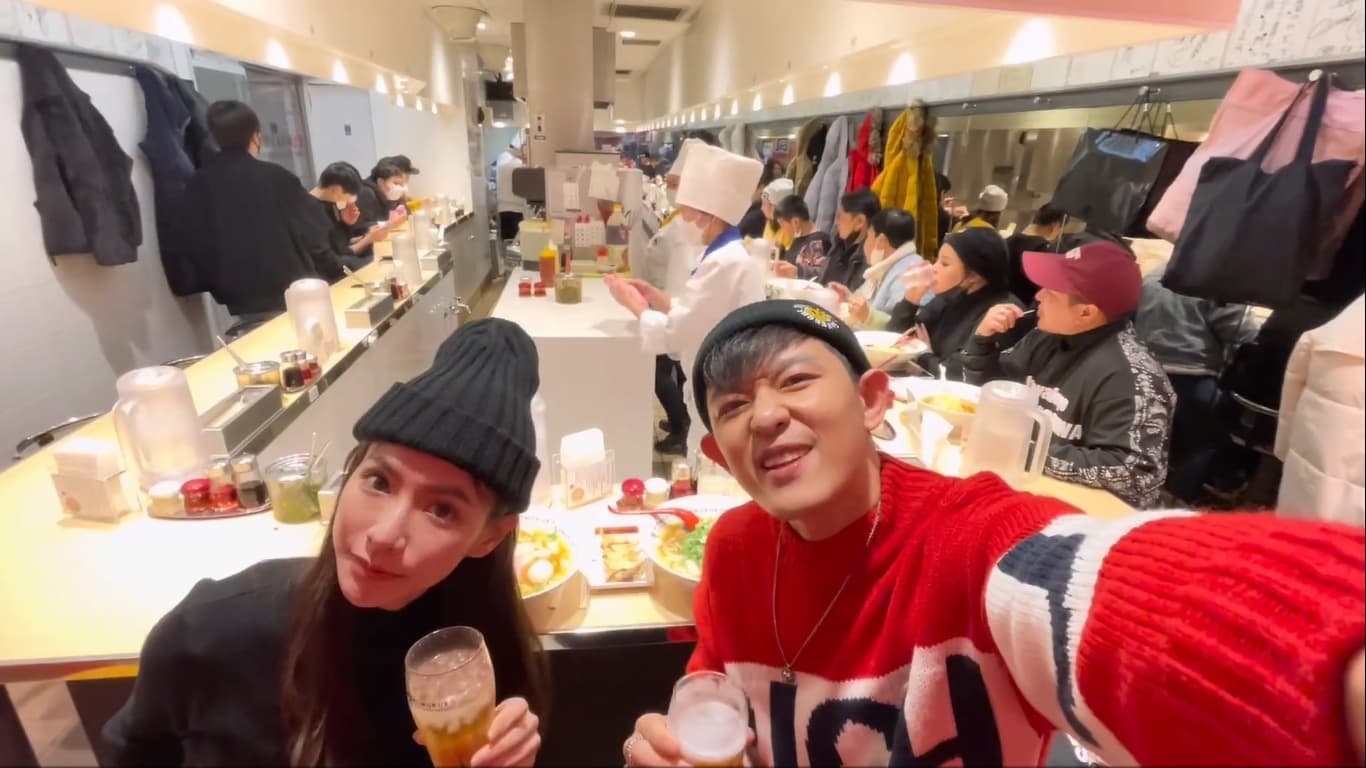 敖犬與空姐女友紀錄點點滴滴，並且以此搭上話題放閃。（翻攝微博）