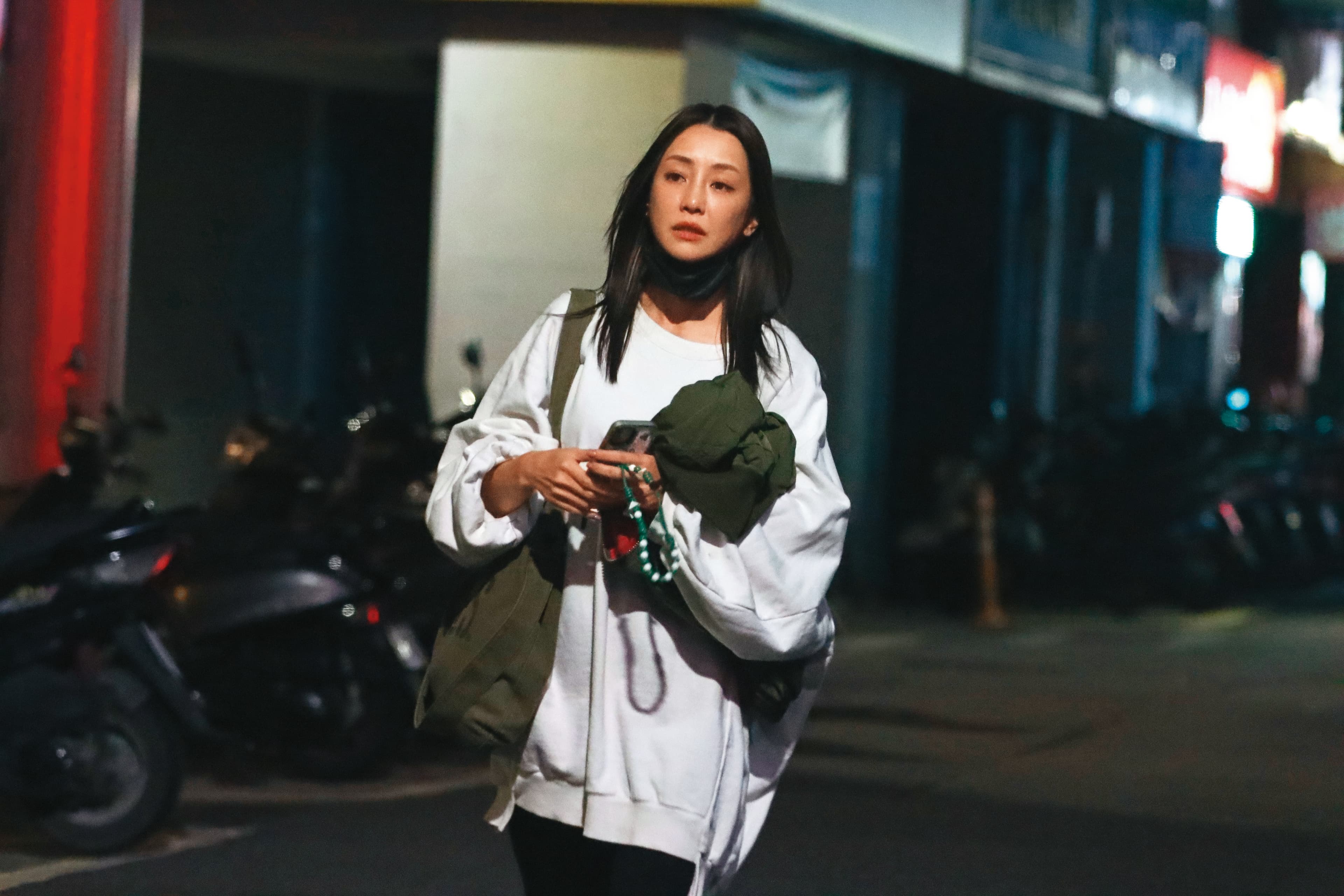 大方走在街上，謝欣穎毫無變裝，私下過得很坦蕩蕩。
