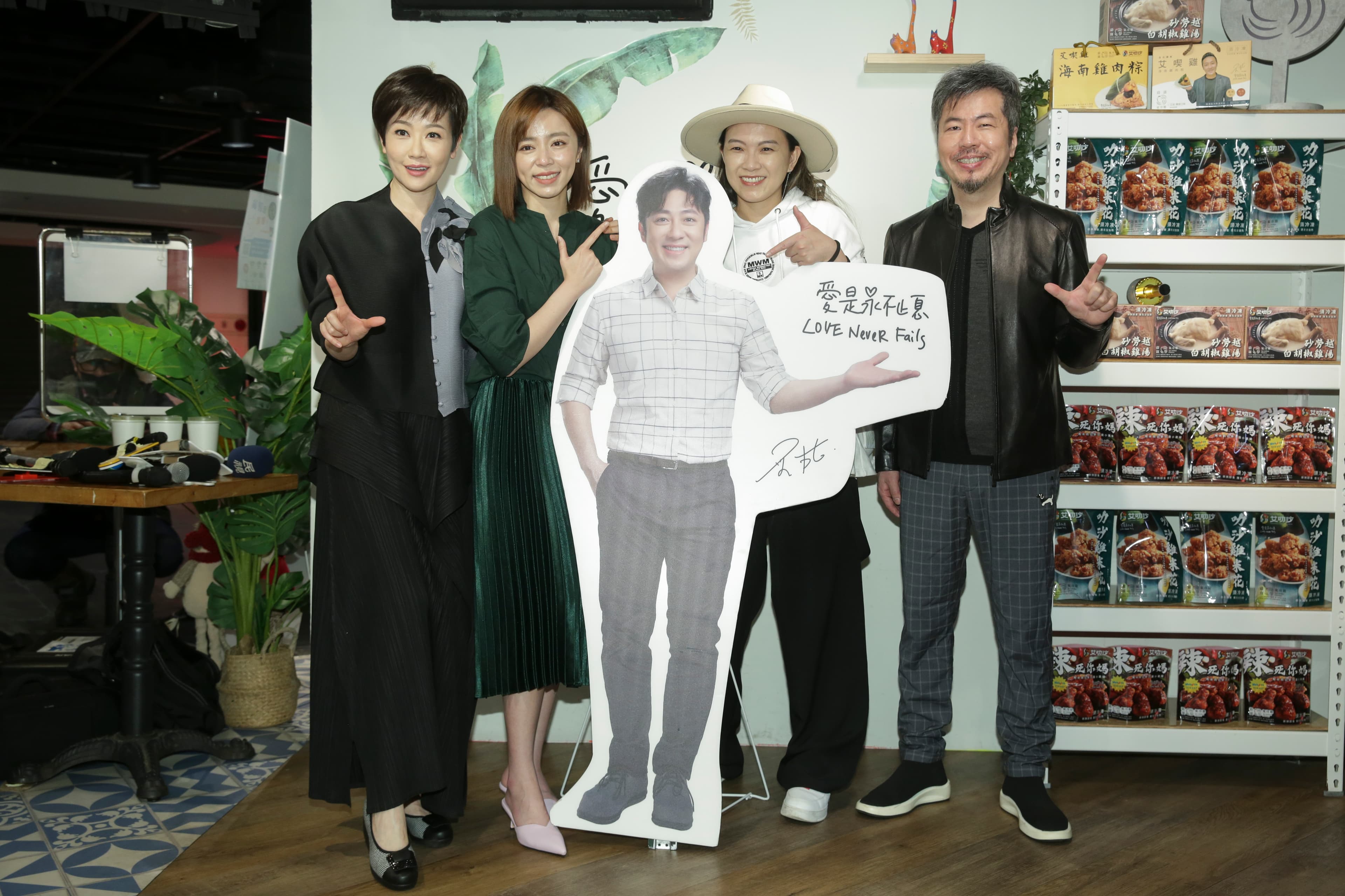 黃國倫也帶老婆寇乃馨一起出席品嚐艾叻沙料理。